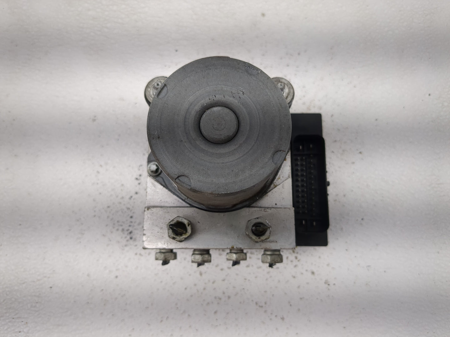 2010 Chevrolet Traverse ABS Pump Control Module Replacement P/N:25840315 Fits OEM Used Auto Parts - Oemusedautoparts1.com