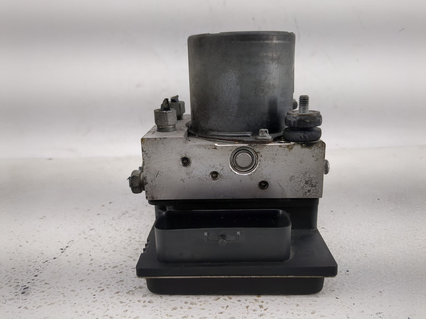 2010 Chevrolet Traverse ABS Pump Control Module Replacement P/N:25840315 Fits OEM Used Auto Parts - Oemusedautoparts1.com