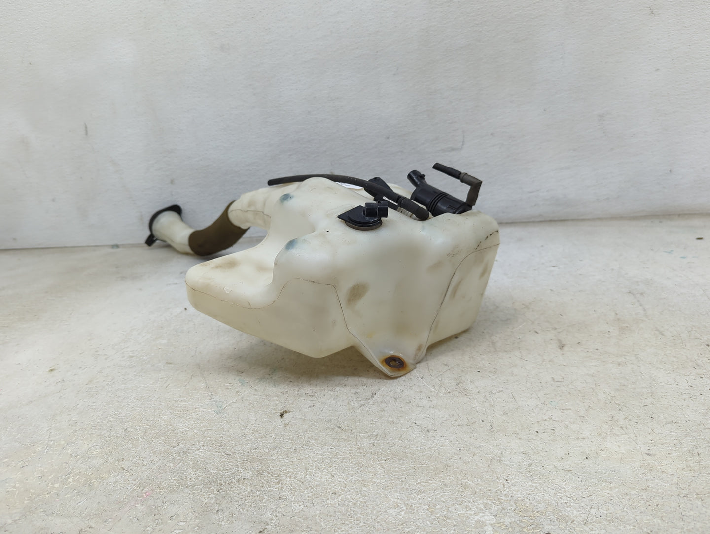 2010 Chevrolet Traverse Windshield Washer Fluid Reservoir Bottle Oem - Oemusedautoparts1.com