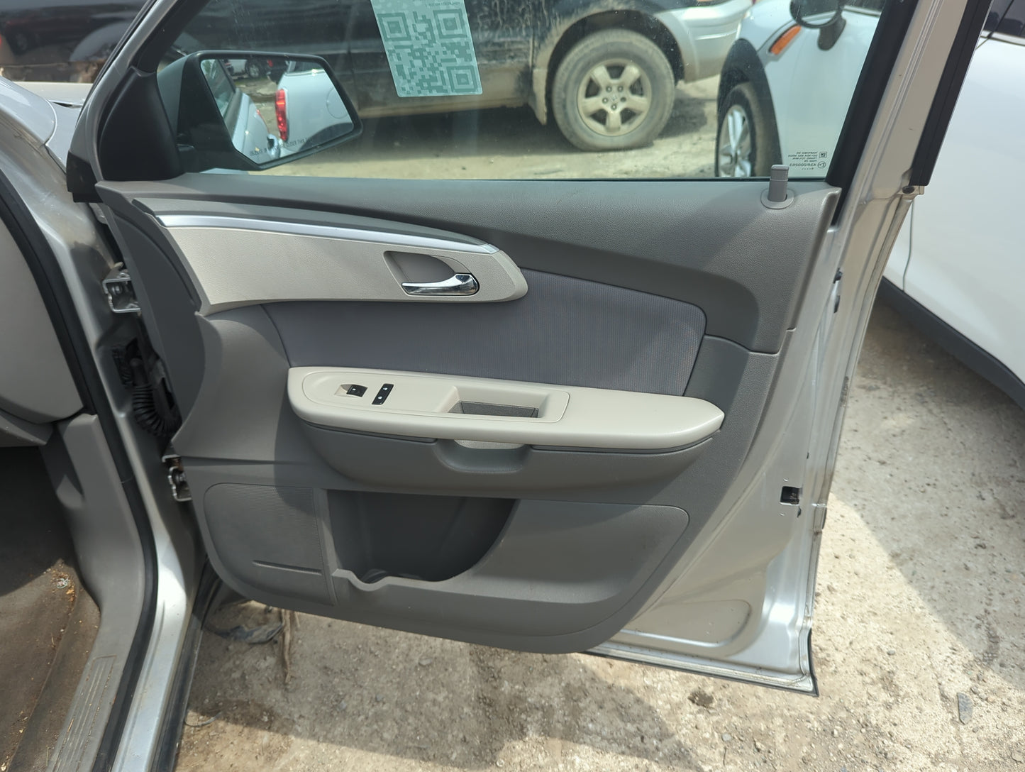2010 Chevrolet Traverse Front Right Passenger Interior Door Panel Trim 5019345 - Oemusedautoparts1.com