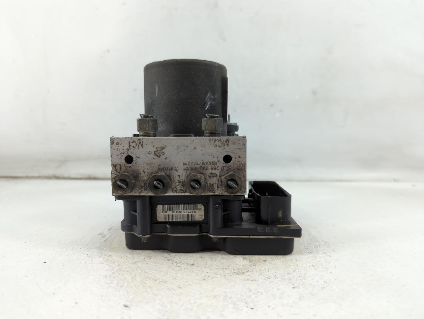 2010 Chevrolet Traverse ABS Pump Control Module Replacement P/N:0 265 230 109 01 10508/1/2214, 25840314 Fits OEM Used Auto P