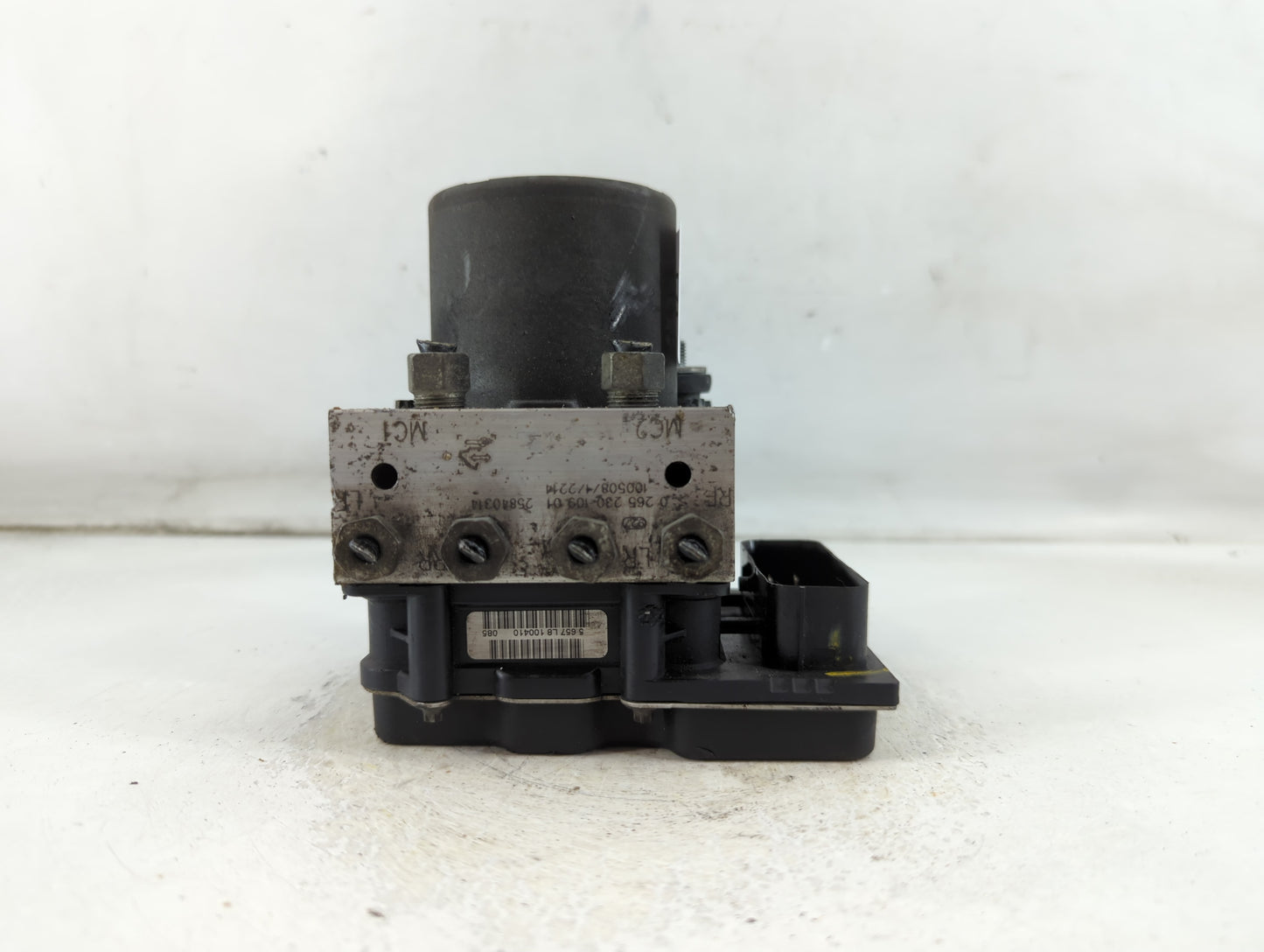 2010 Chevrolet Traverse ABS Pump Control Module Replacement P/N:0 265 230 109 01 10508/1/2214, 25840314 Fits OEM Used Auto P