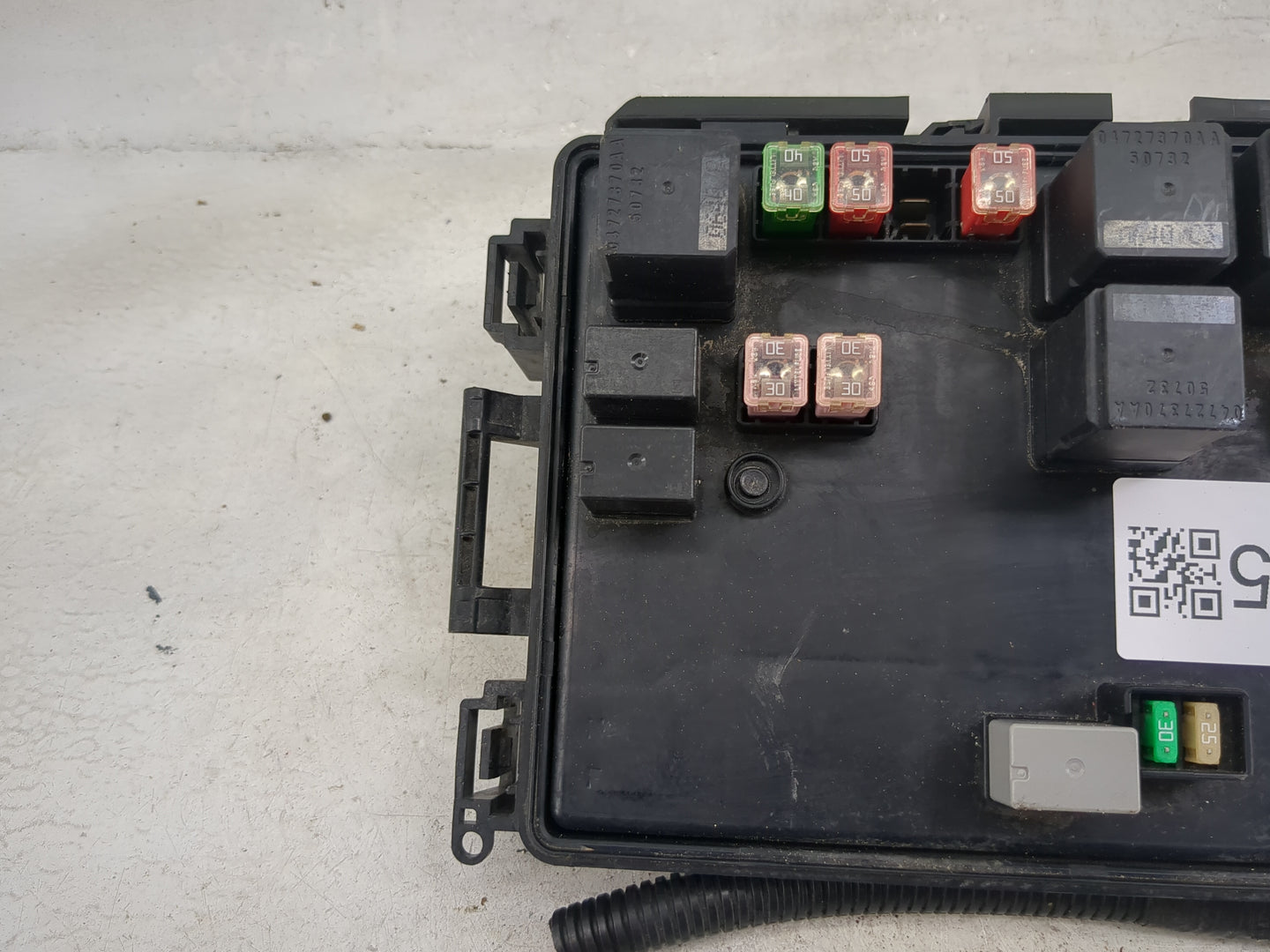 2010 Chrysler 300 Fusebox Fuse Box Relay Module Tipm - Oemusedautoparts1.com
