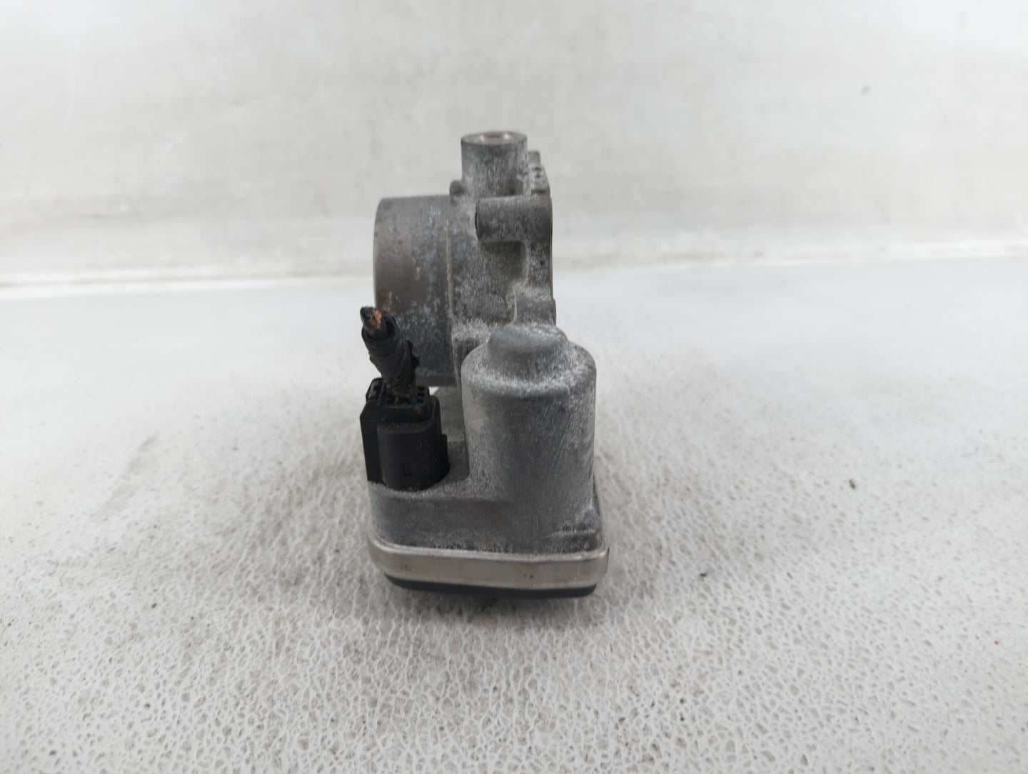 2006-2010 Chrysler 300 Throttle Body P/N:04861691AA Fits Fits 2006 2007 2008 2009 2010 2011 OEM Used Auto Parts - Oemusedaut