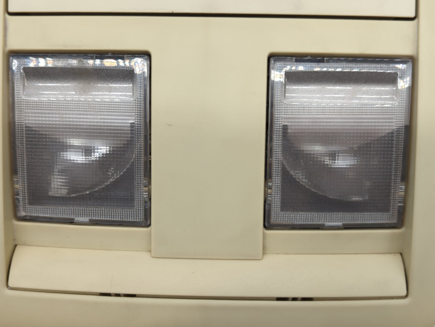 2010 Chrysler 300 Overhead Roof Console - Oemusedautoparts1.com