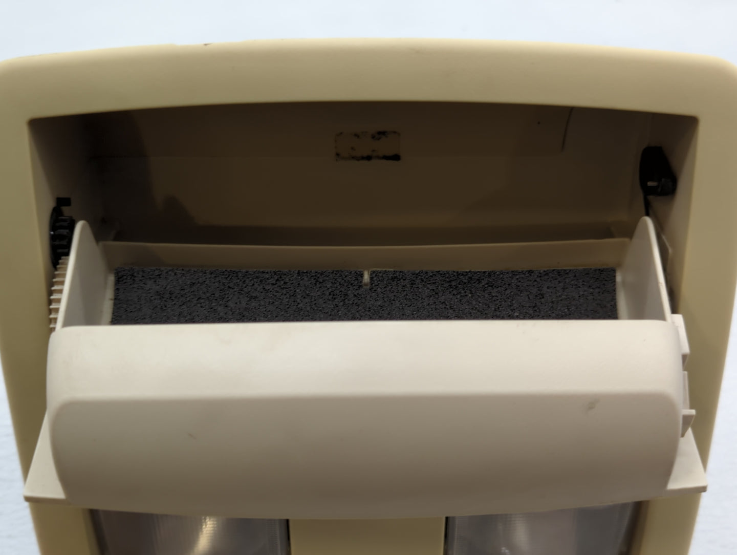 2010 Chrysler 300 Overhead Roof Console - Oemusedautoparts1.com