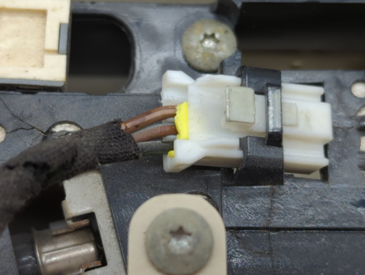 2010 Chrysler 300 Overhead Roof Console - Oemusedautoparts1.com