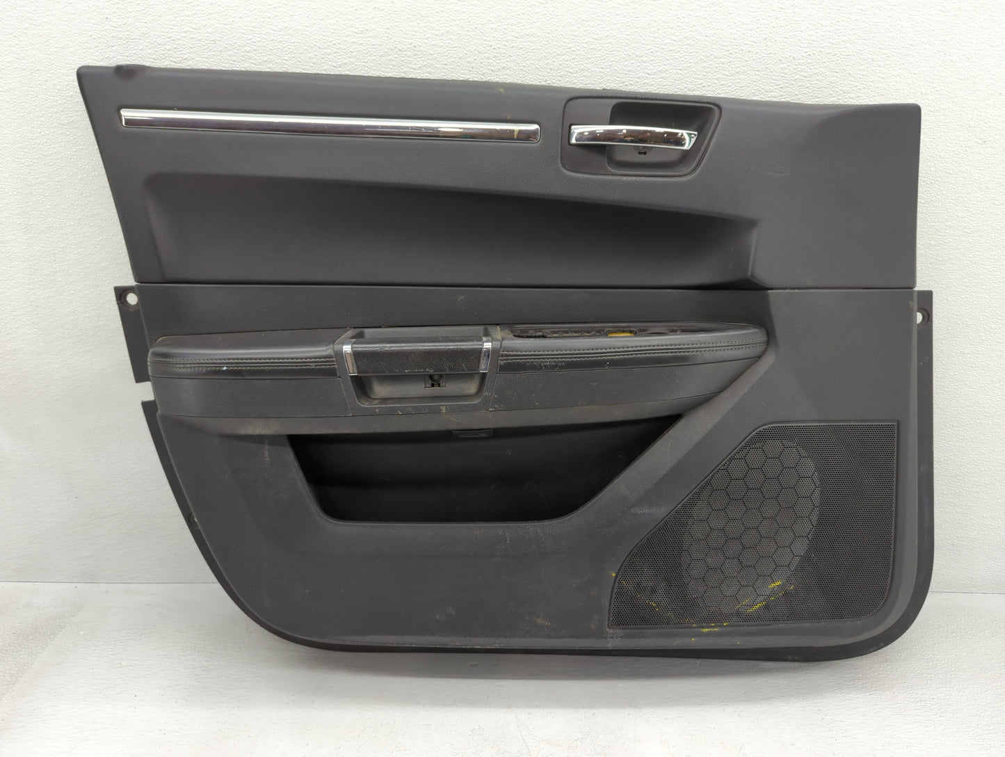 2010 Chrysler 300c Front Left Driver Interior Door Panel Trim - Oemusedautoparts1.com