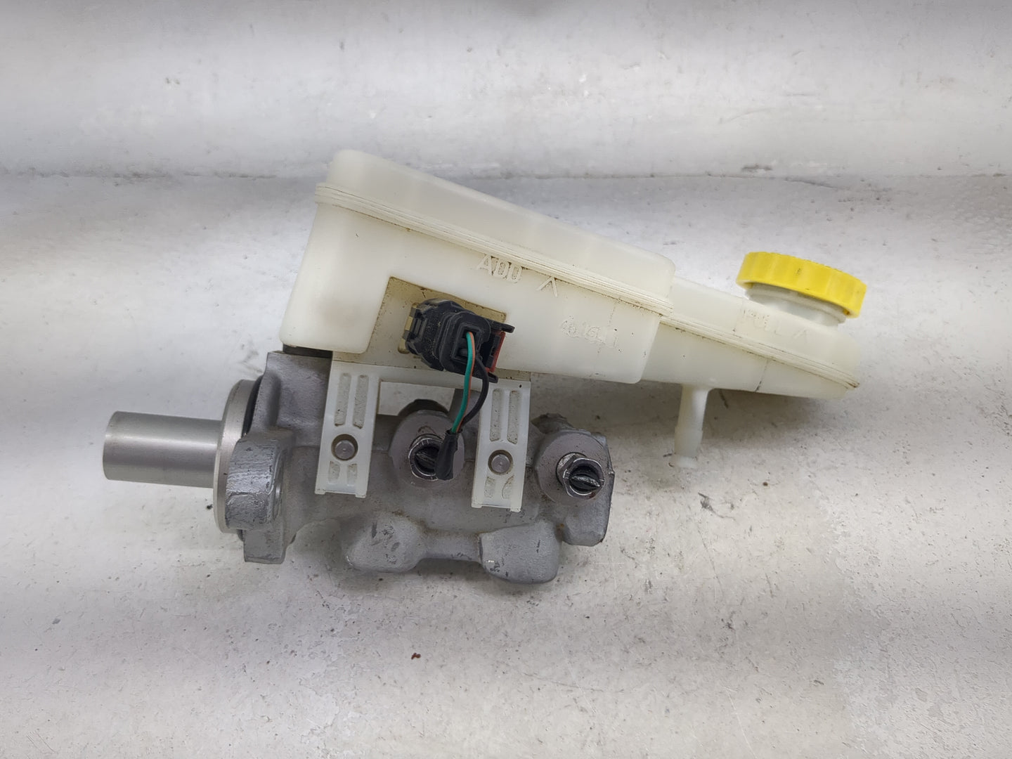 2007-2010 Chrysler Sebring Brake Master Cylinder 1490571 - Oemusedautoparts1.com