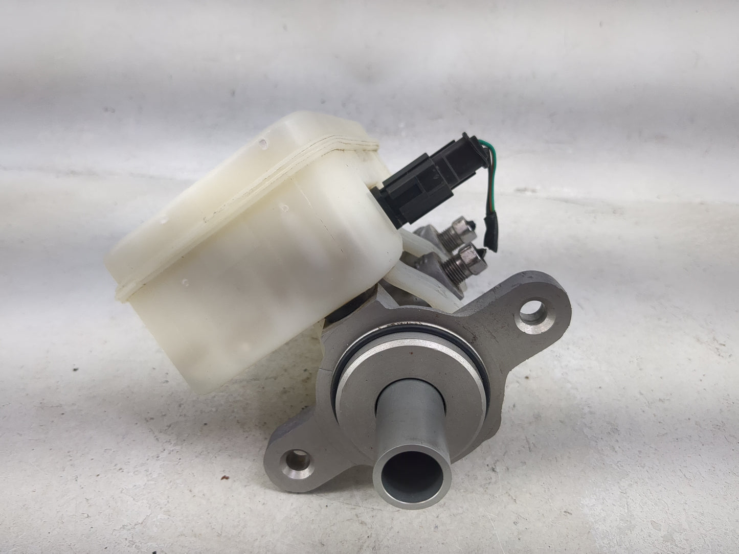 2007-2010 Chrysler Sebring Brake Master Cylinder 1490571 - Oemusedautoparts1.com