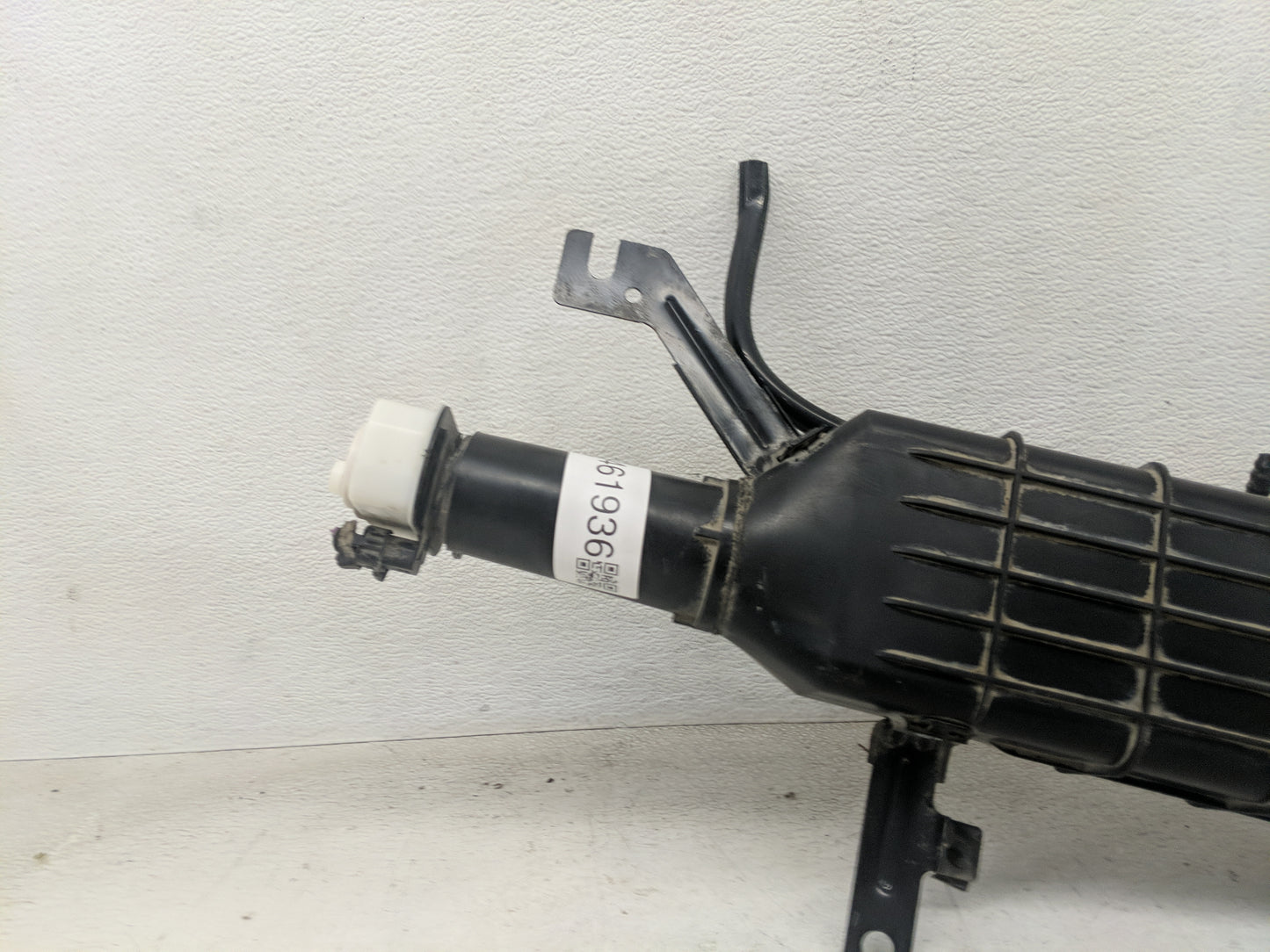 2010 Chrysler Town And Country Fuel Vapor Charcoal Canister - Oemusedautoparts1.com