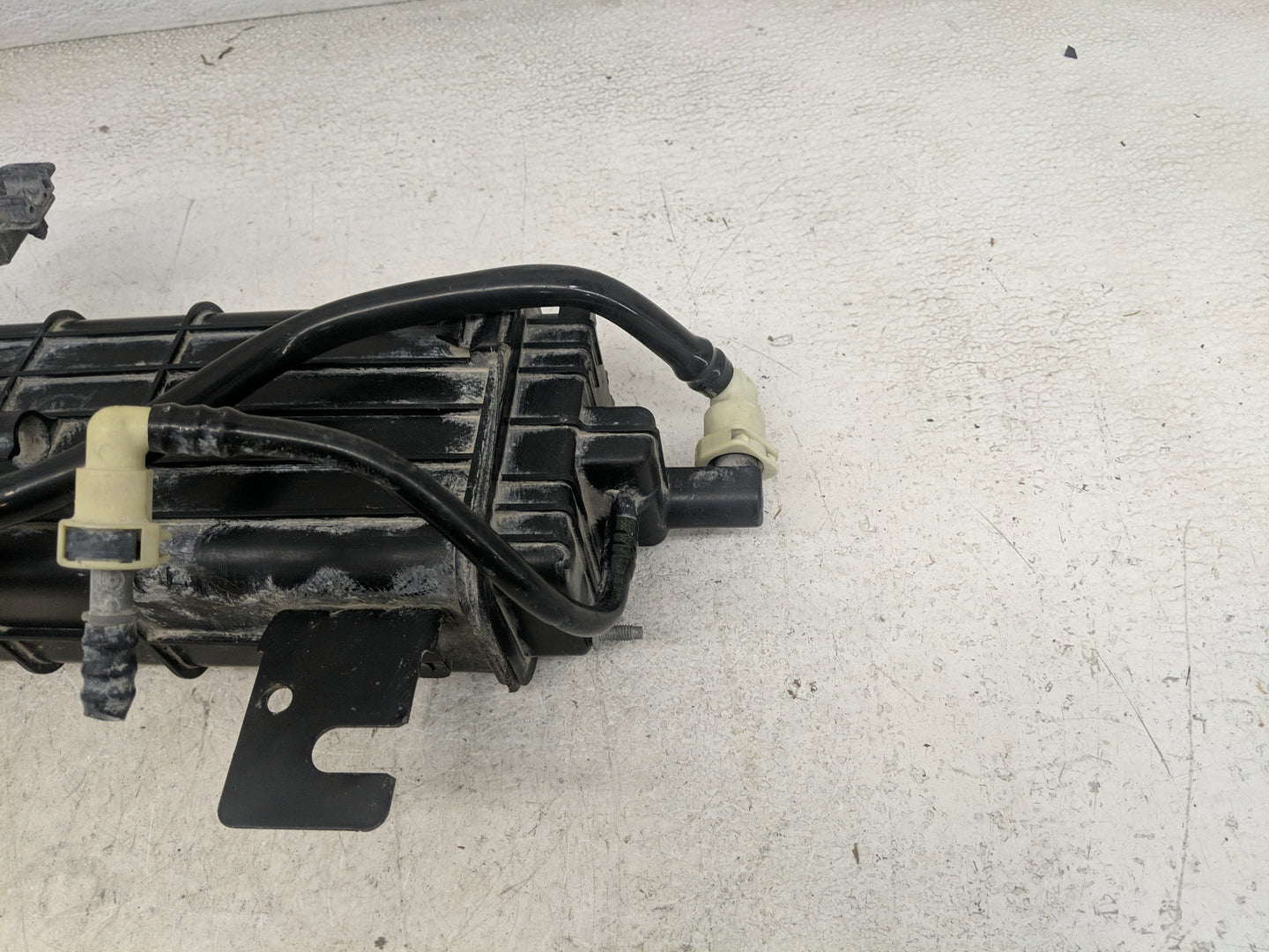 2010 Chrysler Town And Country Fuel Vapor Charcoal Canister - Oemusedautoparts1.com