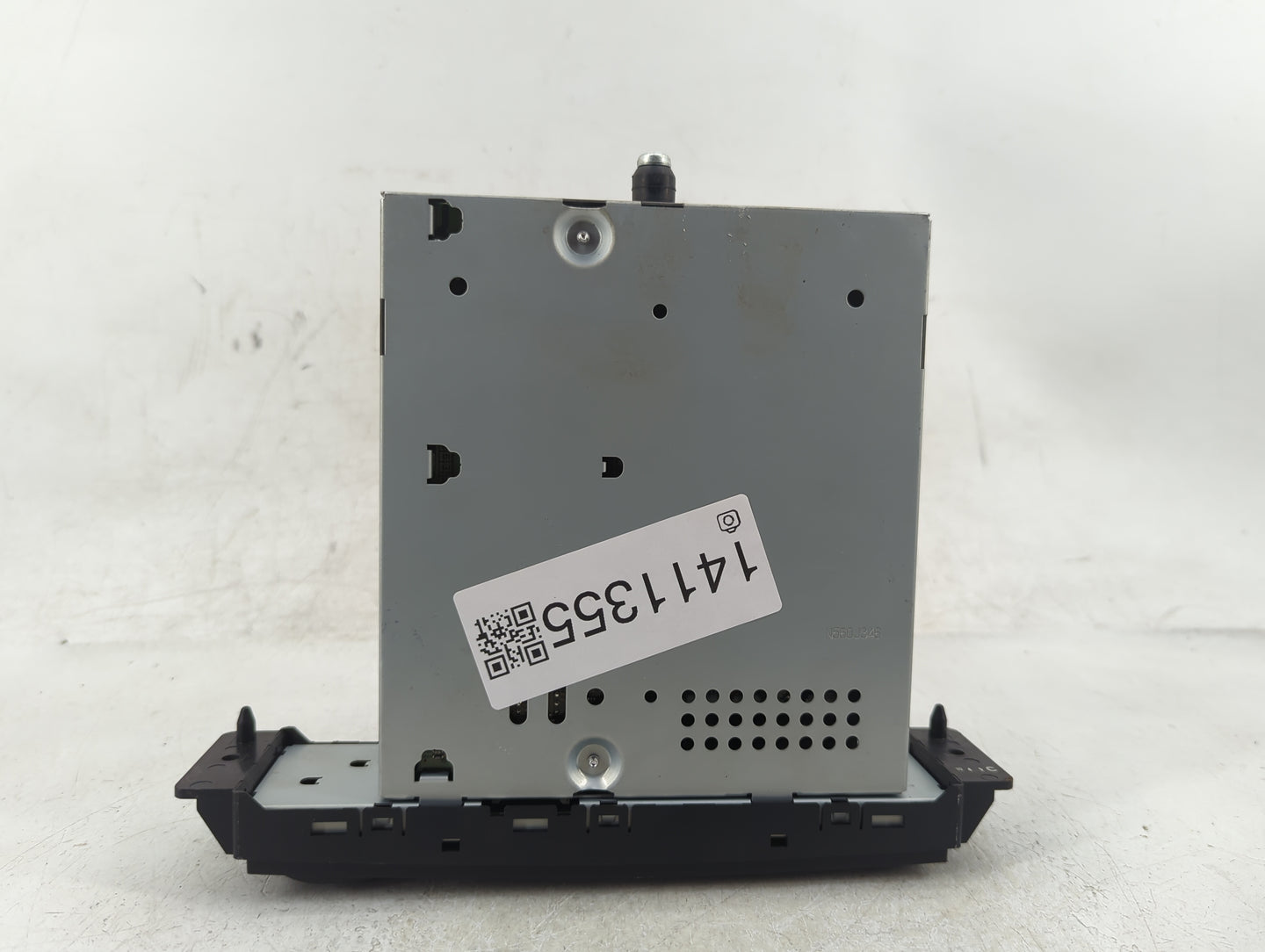 2010 Chrysler Town & Country Radio AM FM Cd Player Receiver Replacement P/N:05064063AE Fits Fits 2011 OEM Used Auto Parts - 