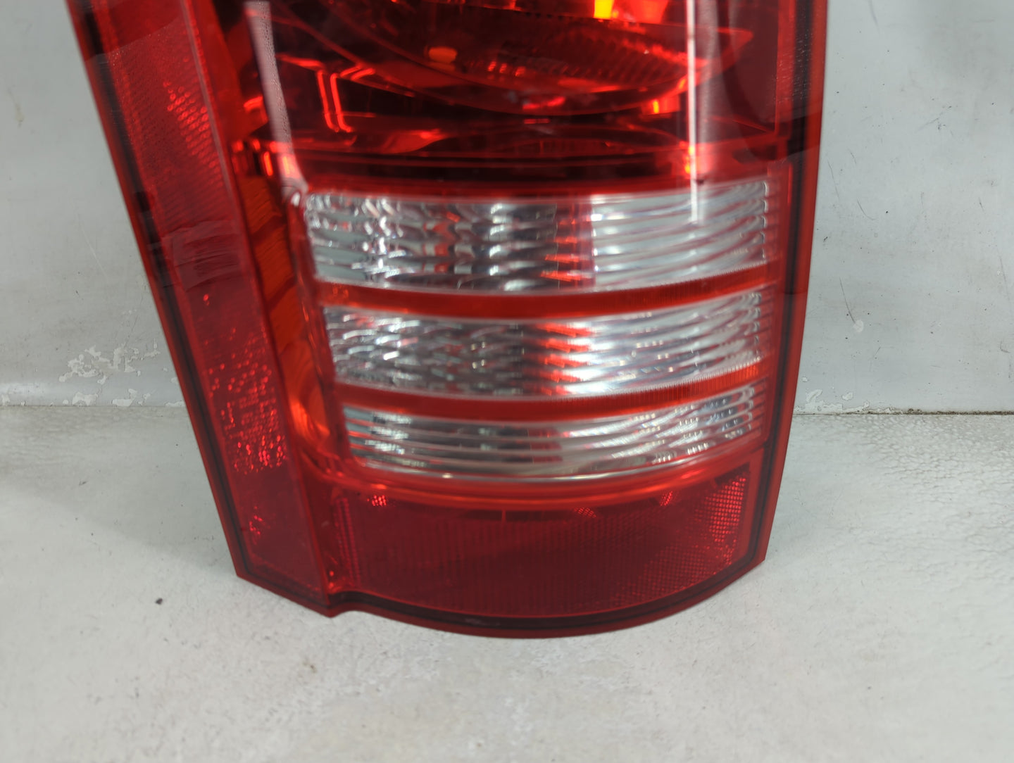 2008-2010 Chrysler Town & Country Tail Light Assembly Driver Left OEM P/N:58622E Fits Fits 2008 2009 2010 OEM Used Auto Part