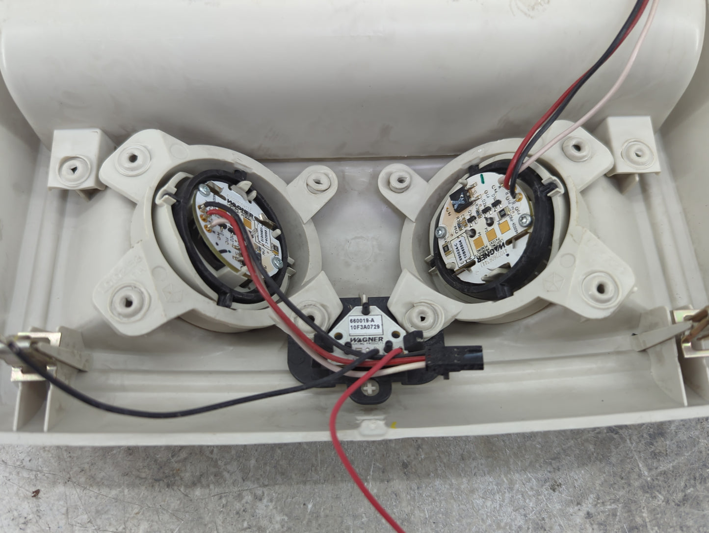 2010 Chrysler Town & Country Overhead Roof Console - Oemusedautoparts1.com