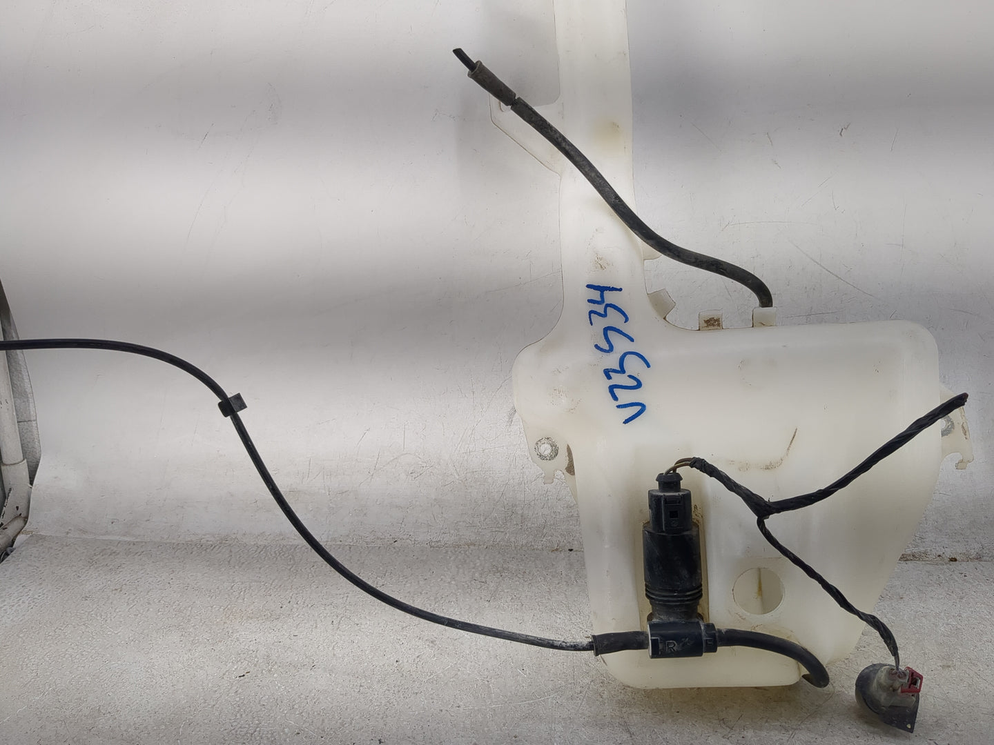 2008 Town & Country Windshield Washer Fluid Reservoir Bottle Oem - Oemusedautoparts1.com