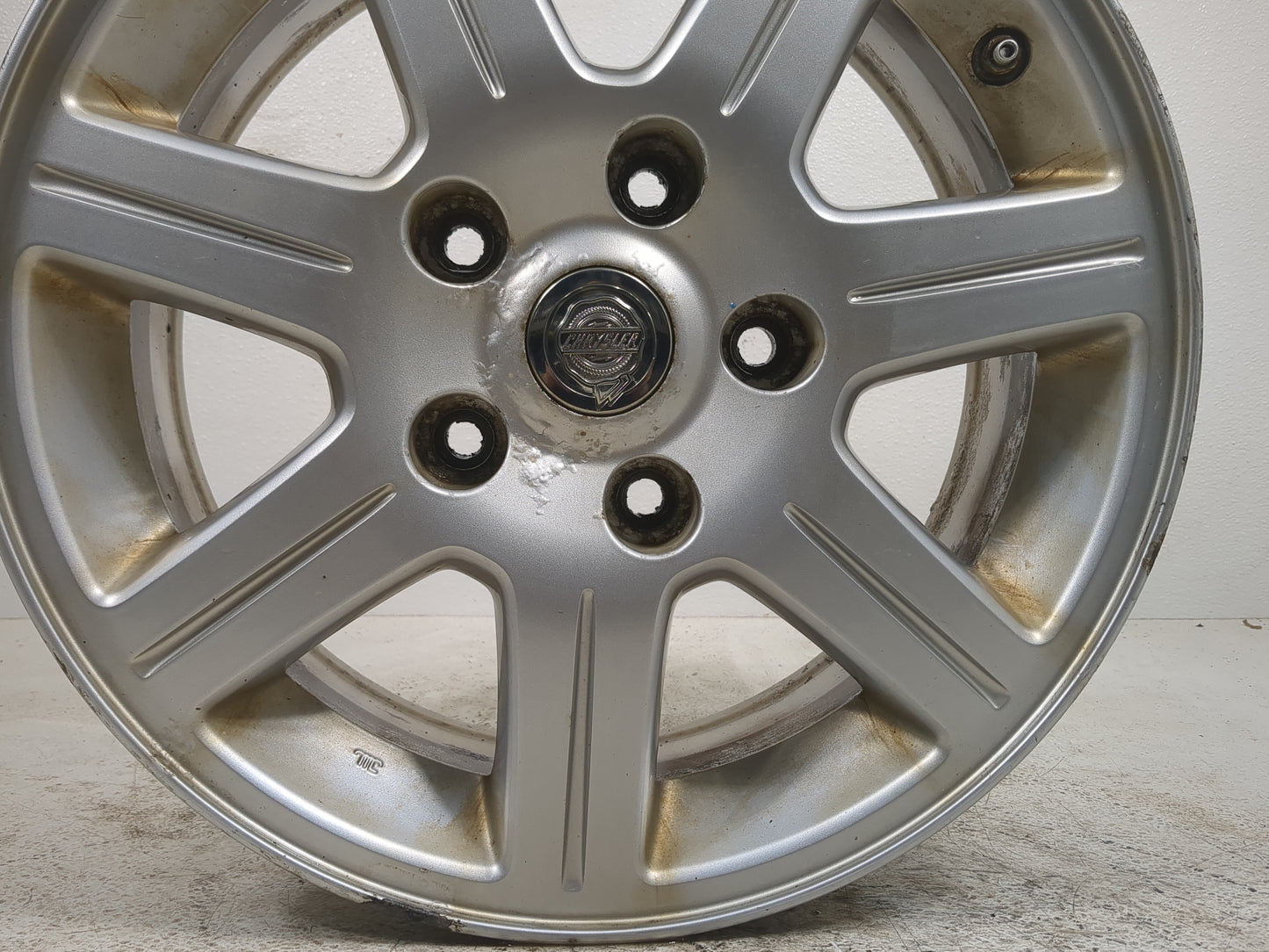 2010 Chrysler Town & Country Oem Wheel Rim Silver - Oemusedautoparts1.com