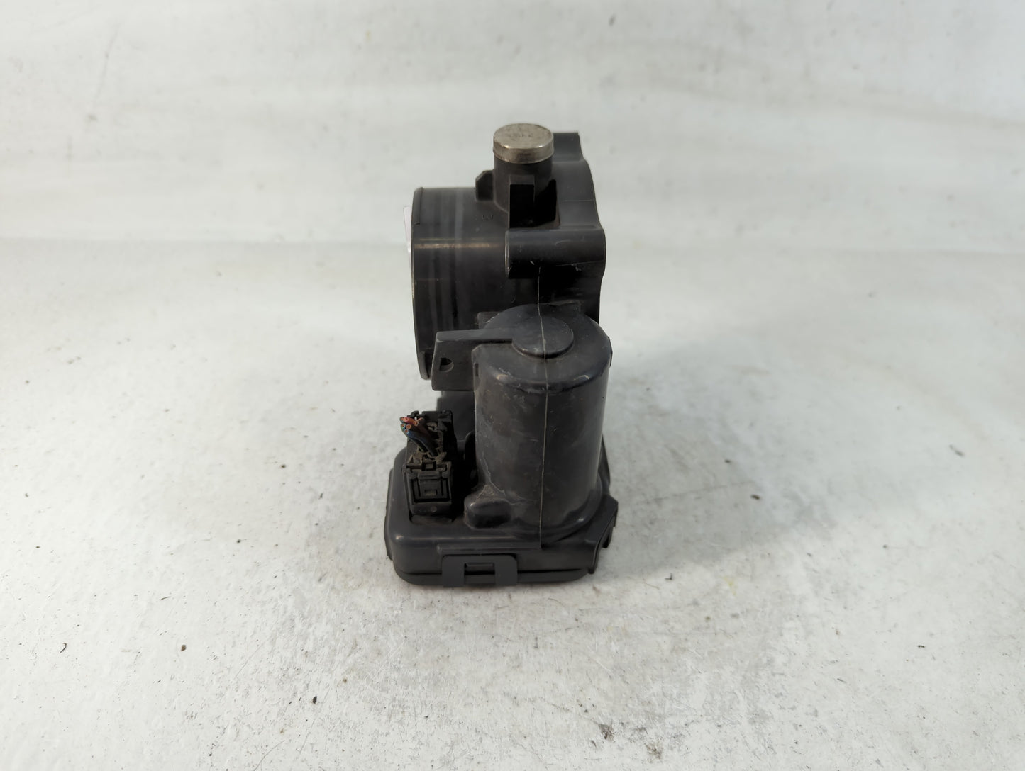 2008-2010 Chrysler Town & Country Throttle Body P/N:04593858AB Fits Fits 2008 2009 2010 2011 OEM Used Auto Parts - Oemusedau