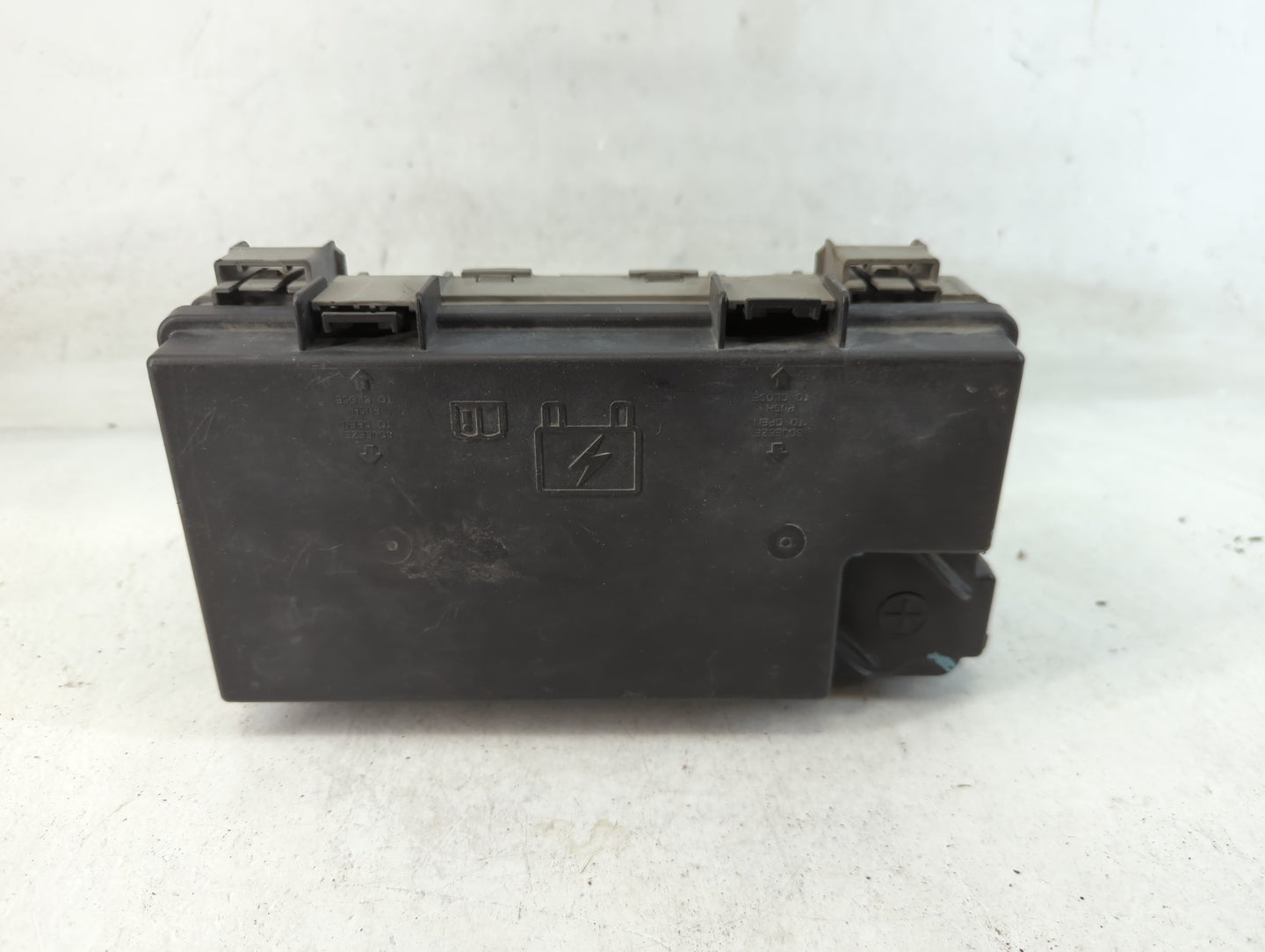 2010-2010 Chrysler Town & Country Fusebox Fuse Box Relay Module Tipm - Oemusedautoparts1.com
