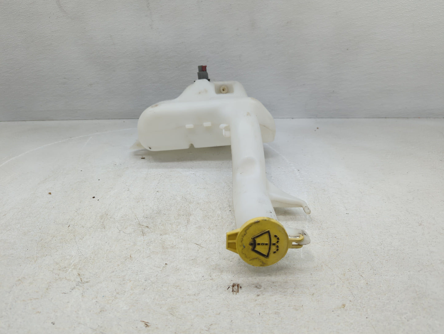 2008 Chrysler Town & Country Windshield Washer Fluid Reservoir Bottle Oem - Oemusedautoparts1.com