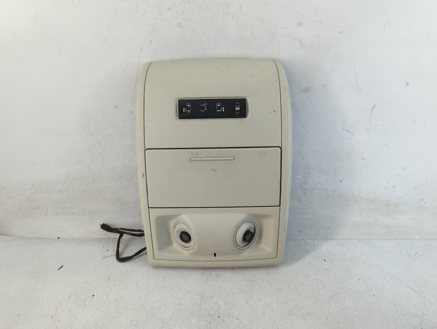 2010 Chrysler Town & Country Overhead Roof Console Interior Dome Light - Oemusedautoparts1.com