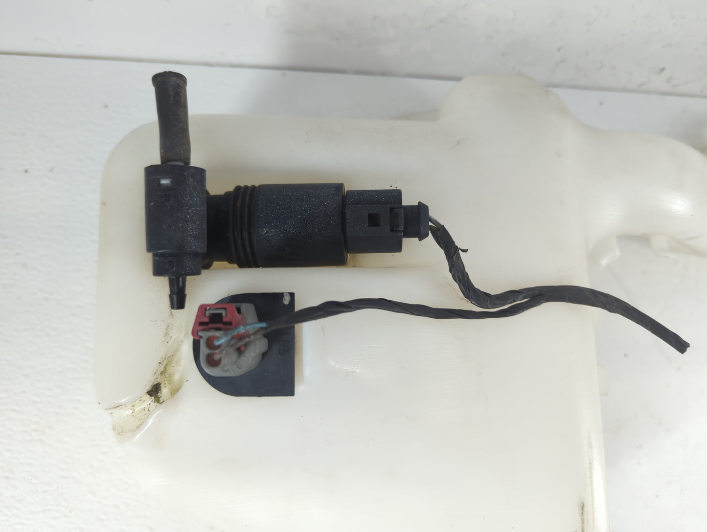 2008 Chrysler Town & Country Windshield Washer Fluid Reservoir Bottle Oem - Oemusedautoparts1.com