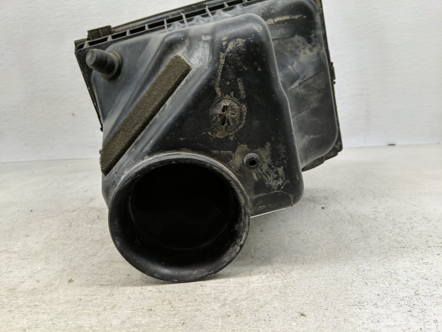 2010 Dodge Charger Air Cleaner Intake-duct Hose Tube - Oemusedautoparts1.com
