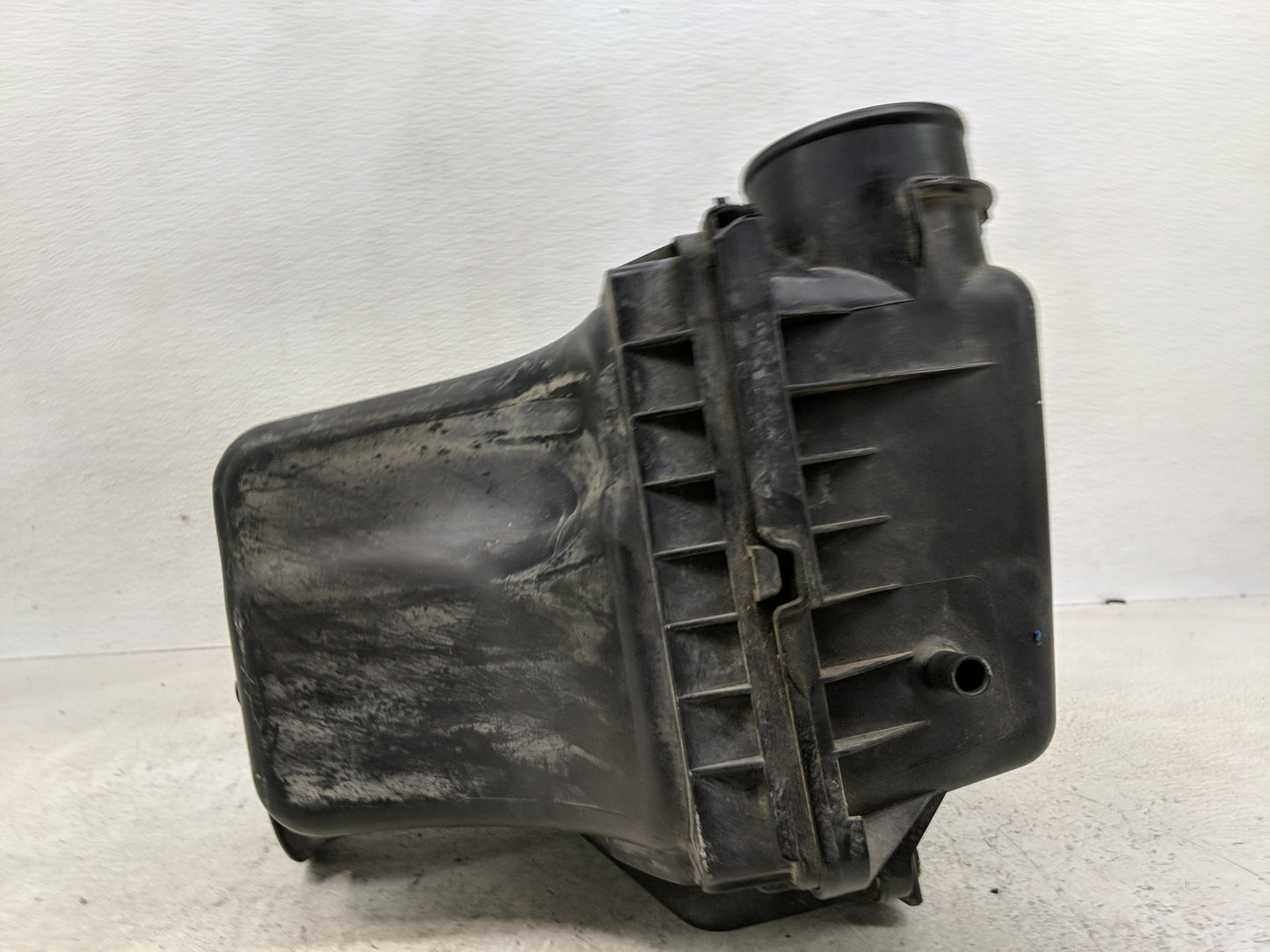 2010 Dodge Charger Air Cleaner Intake-duct Hose Tube - Oemusedautoparts1.com