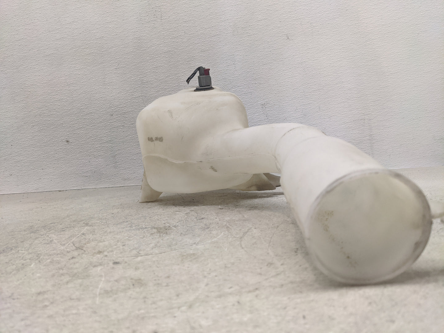 2006-2010 Dodge Charger Windshield Washer Fluid Reservoir Bottle Oem - Oemusedautoparts1.com