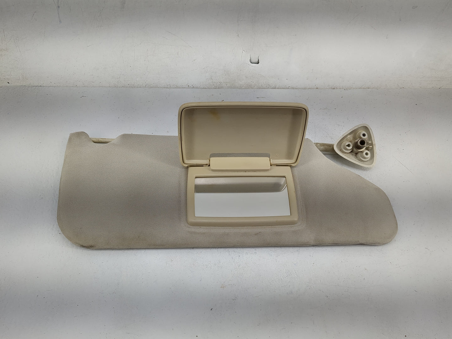 2010 Dodge Charger Sun Visor Shade Replacement Passenger Right Mirror Fits OEM Used Auto Parts - Oemusedautoparts1.com