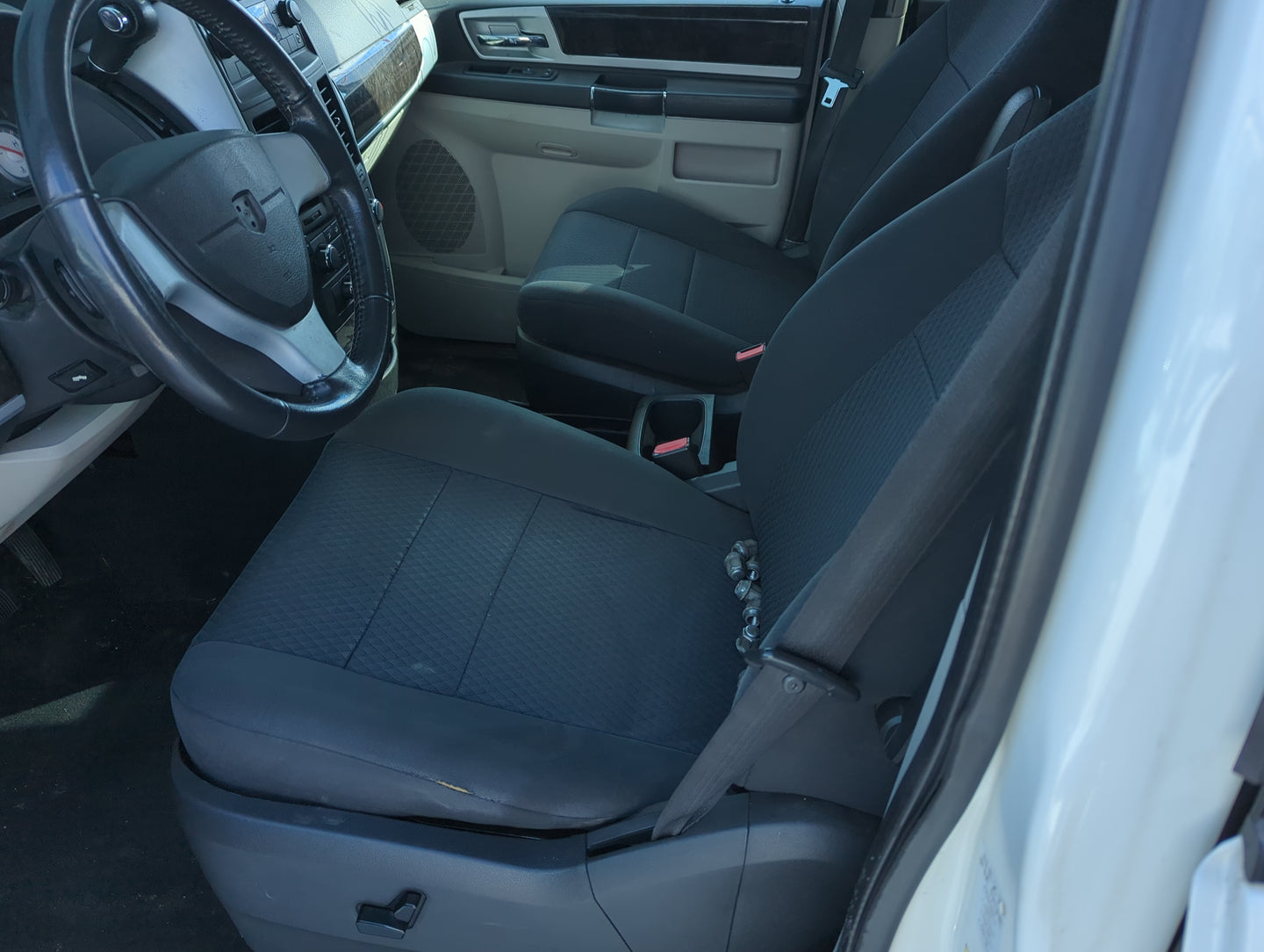 2008-2010 Dodge Grand Caravan Driver Front Seat Oem 1359338 - Oemusedautoparts1.com