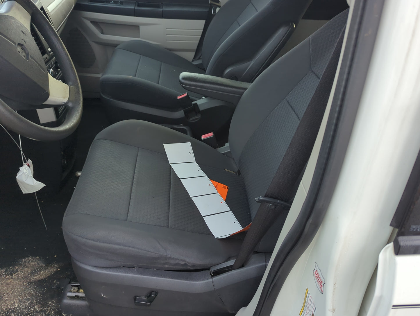 2008-2010 Dodge Grand Caravan Driver Front Seat Oem 1360904 - Oemusedautoparts1.com