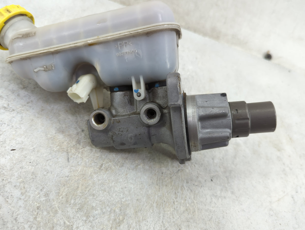 2008-2016 Dodge Grand Caravan Brake Master Cylinder 1466557 - Oemusedautoparts1.com