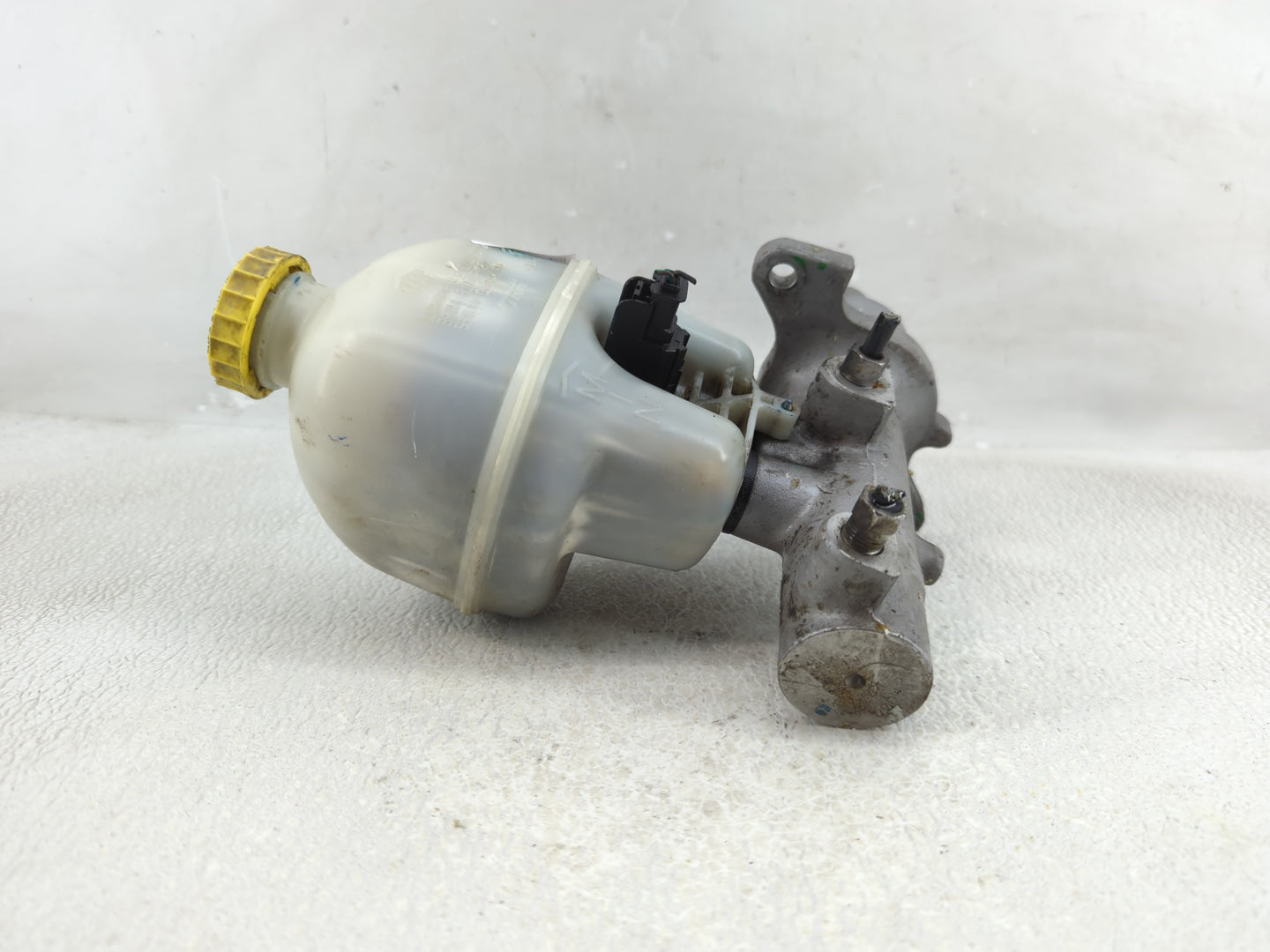 2007-2008 Dodge Ram 1500 Brake Master Cylinder - Oemusedautoparts1.com