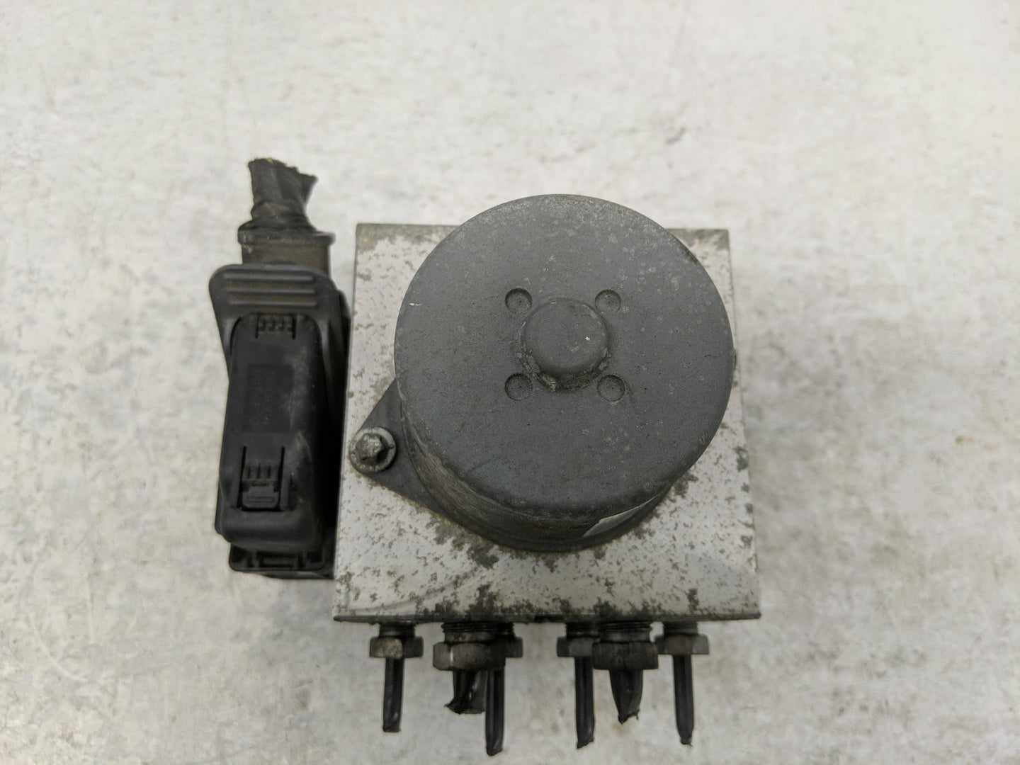 2010 Ford Edge ABS Pump Control Module Replacement P/N:AT43-2D063-AB Fits OEM Used Auto Parts - Oemusedautoparts1.com