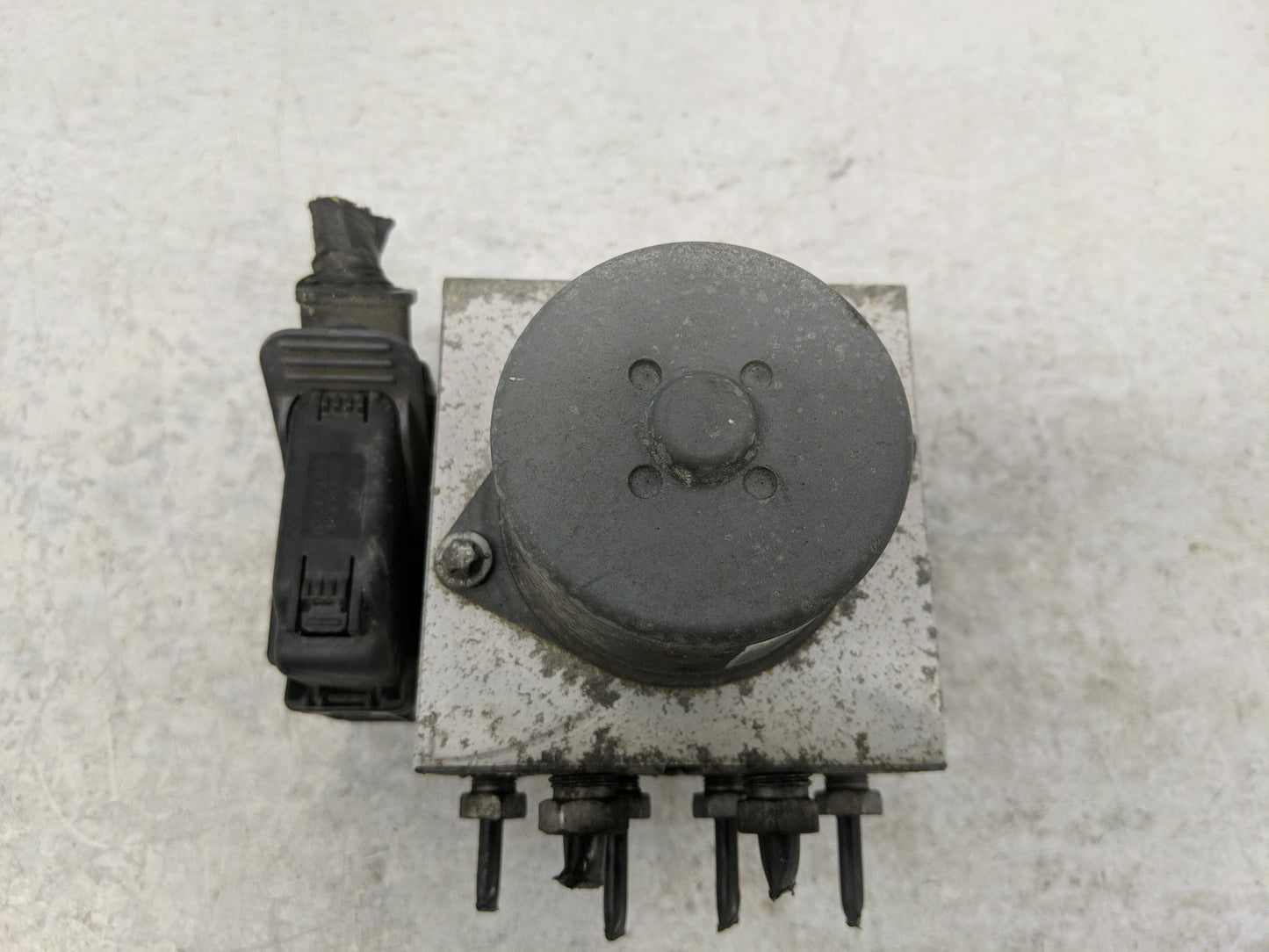 2010 Ford Edge ABS Pump Control Module Replacement P/N:AT43-2D063-AB Fits OEM Used Auto Parts - Oemusedautoparts1.com