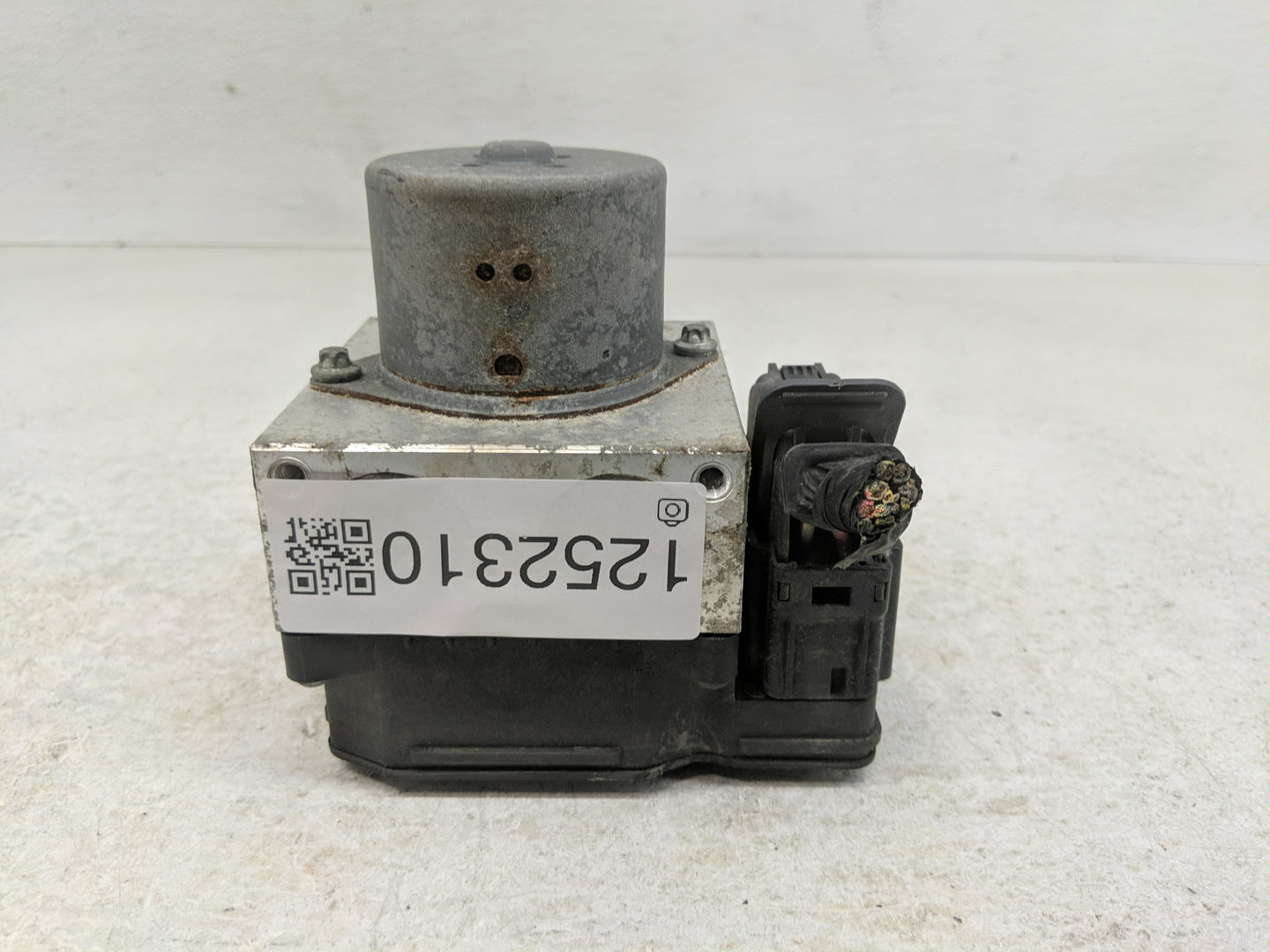 2010 Ford Edge ABS Pump Control Module Replacement P/N:AT43-2D063-AB Fits OEM Used Auto Parts - Oemusedautoparts1.com