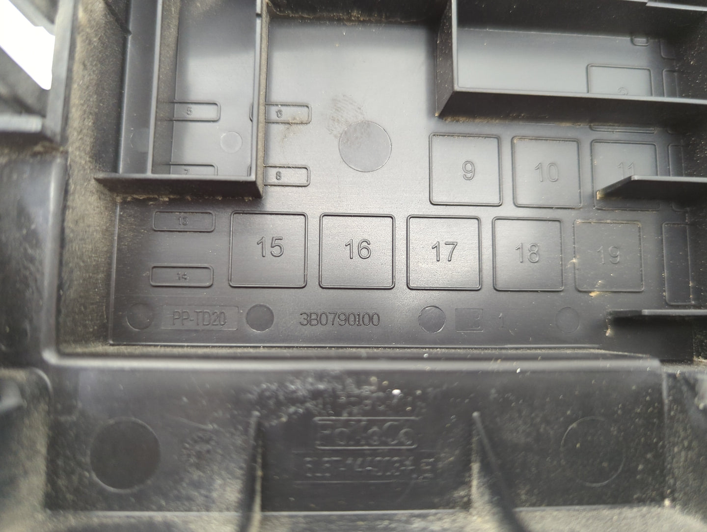 2010 Ford Escape Fusebox Fuse Box Panel Relay Module Fits OEM Used Auto Parts - Oemusedautoparts1.com