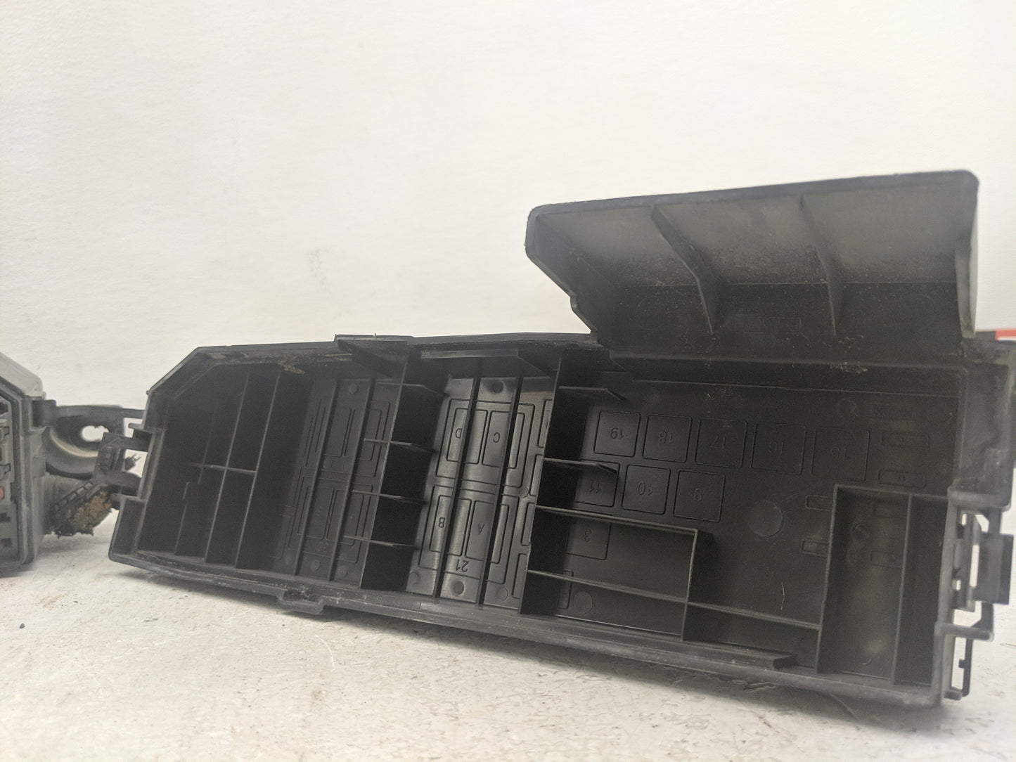 2010 Ford Escape Fusebox Fuse Box Panel Relay Module Fits OEM Used Auto Parts - Oemusedautoparts1.com