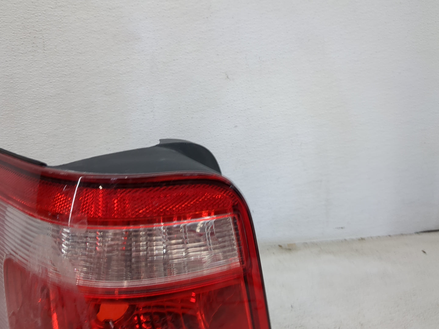 2008-2012 Ford Escape Tail Light Assembly Driver Left OEM Fits Fits 2008 2009 2010 2011 2012 OEM Used Auto Parts - Oemusedau
