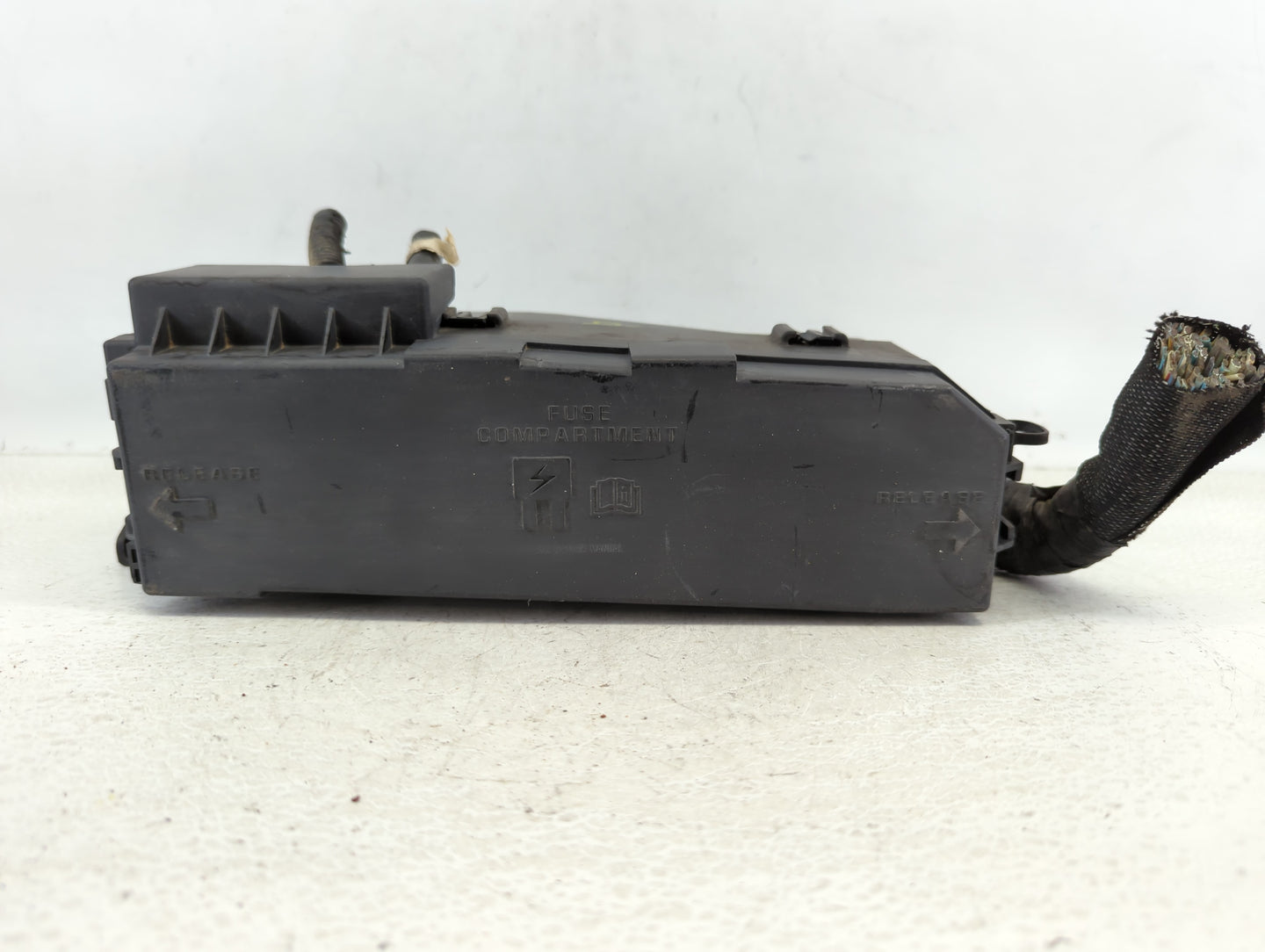 2010 Ford Escape Fusebox Fuse Box Panel Relay Module P/N:9L8T-14A003-BB Fits OEM Used Auto Parts - Oemusedautoparts1.com