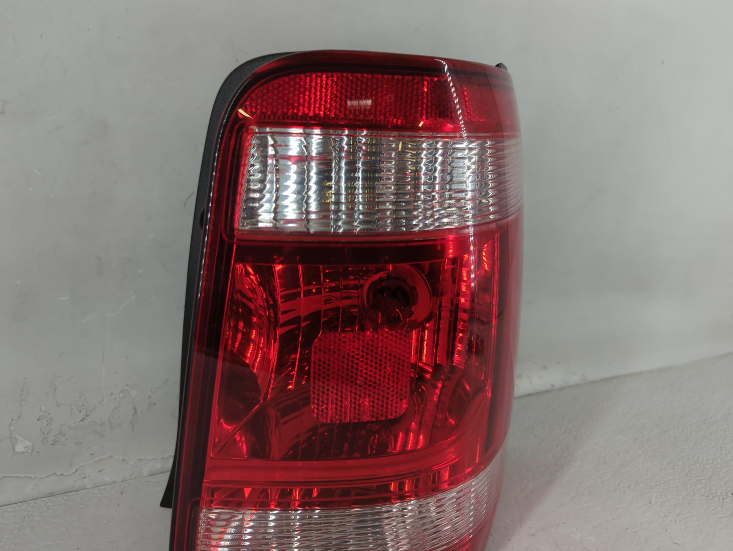 2008-2012 Ford Escape Tail Light Assembly Passenger Right OEM P/N:44ZH-1922-A Fits Fits 2008 2009 2010 2011 2012 OEM Used Au