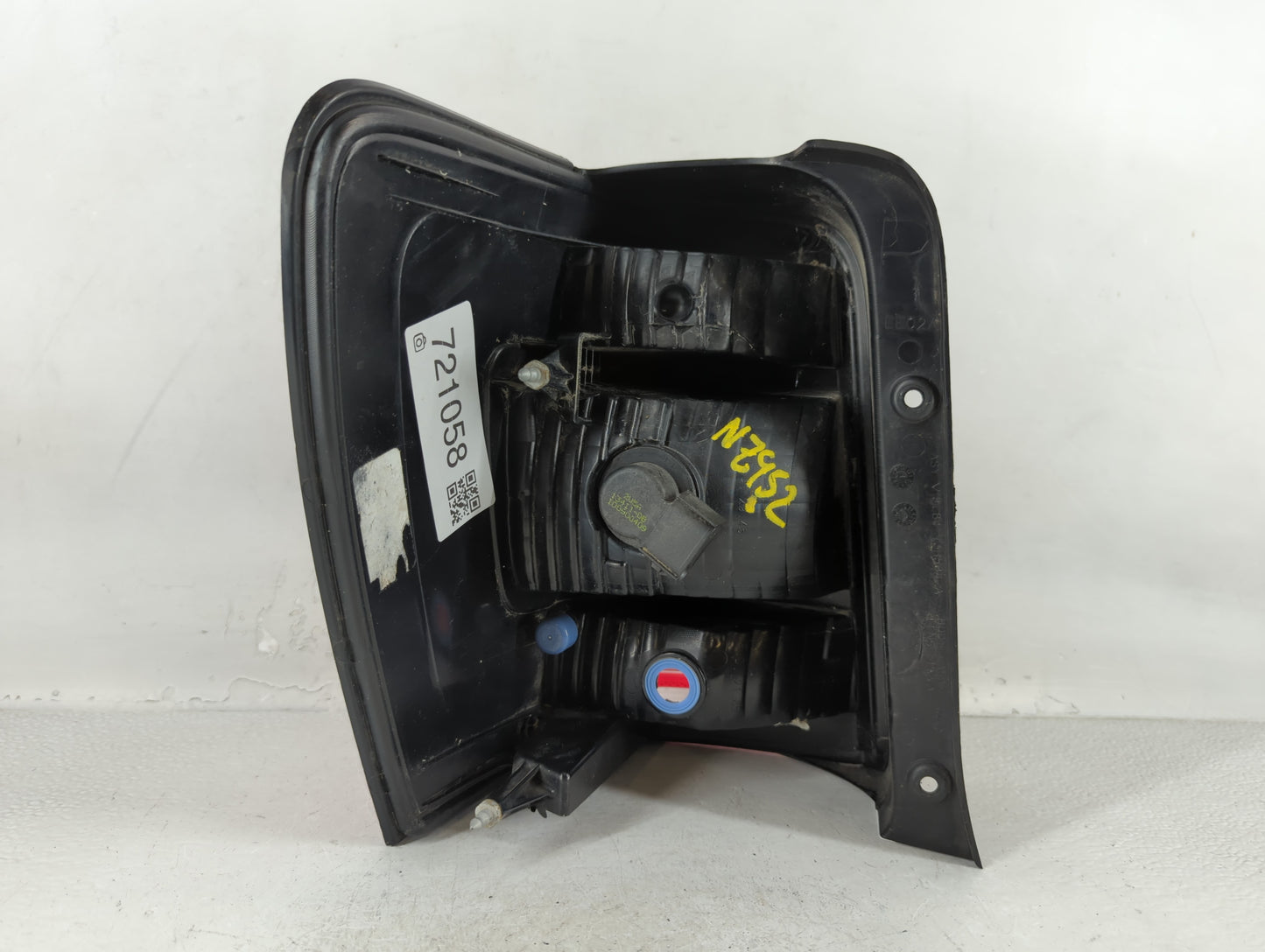 2008-2012 Ford Escape Tail Light Assembly Passenger Right OEM P/N:44ZH-1922-A Fits Fits 2008 2009 2010 2011 2012 OEM Used Au