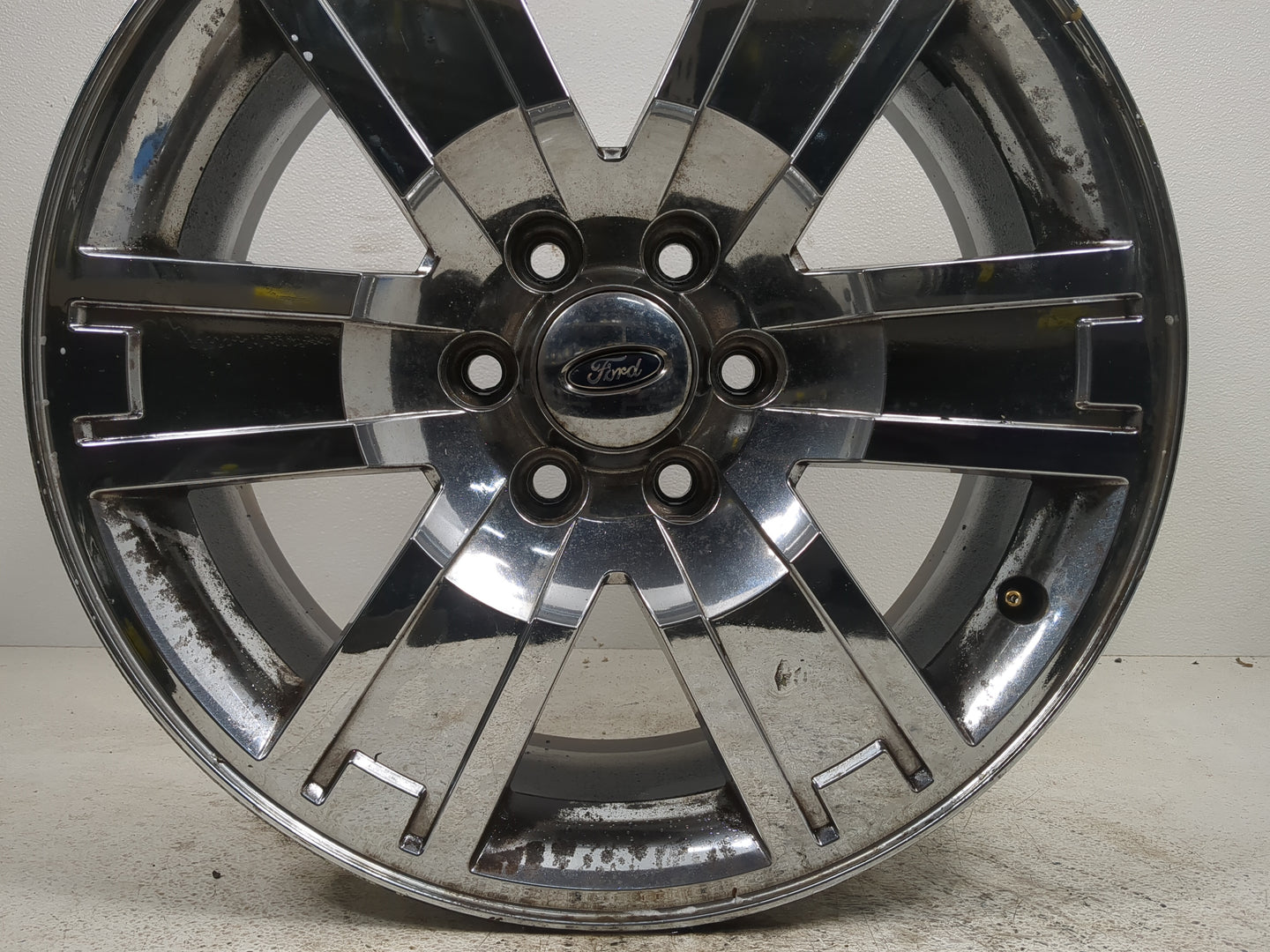2010 Ford Expedition Oem Wheel Rim 1374782 - Oemusedautoparts1.com