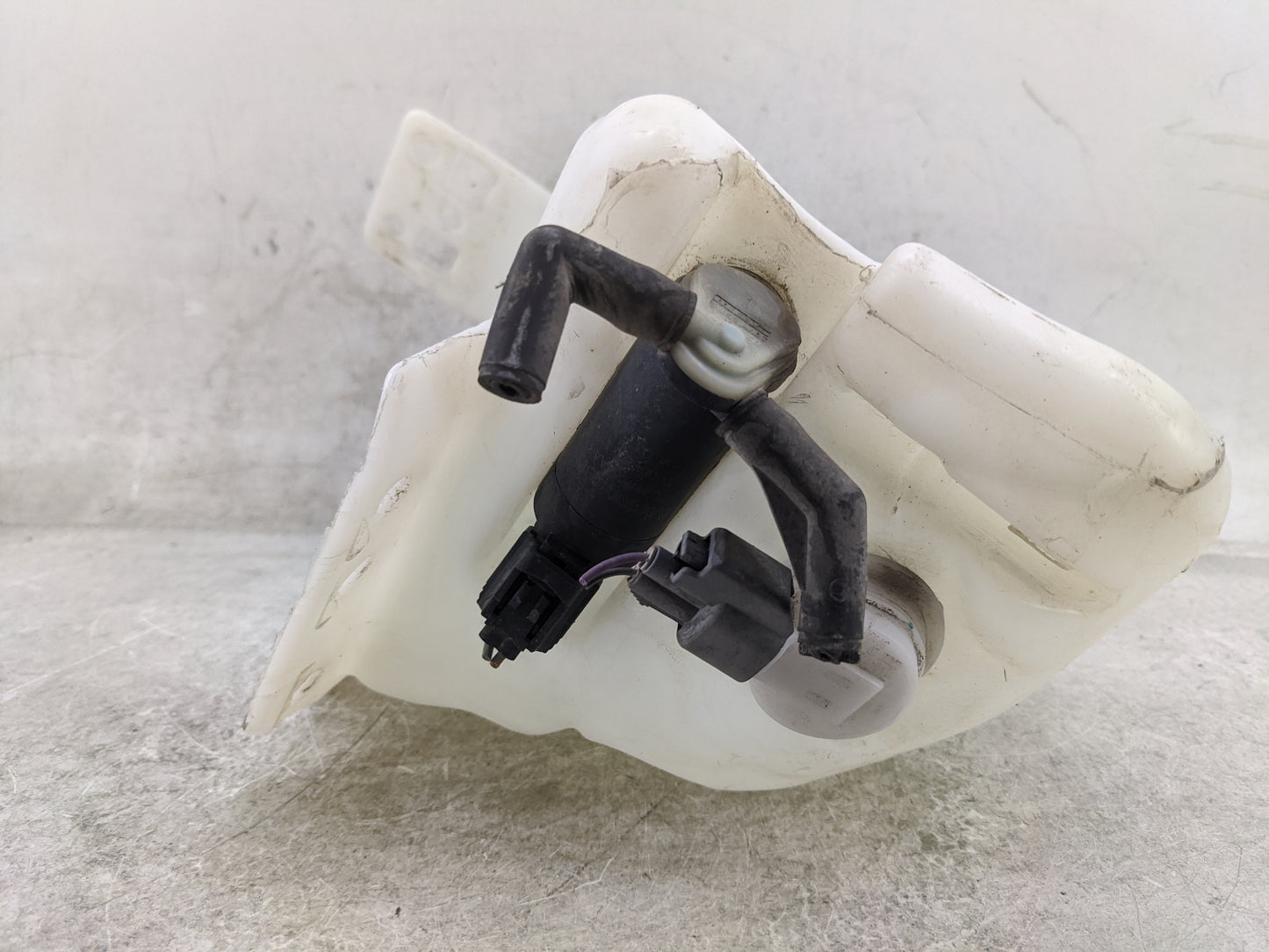 2007-2014 Ford Expedition Windshield Washer Fluid Reservoir Bottle Oem 1477027 - Oemusedautoparts1.com
