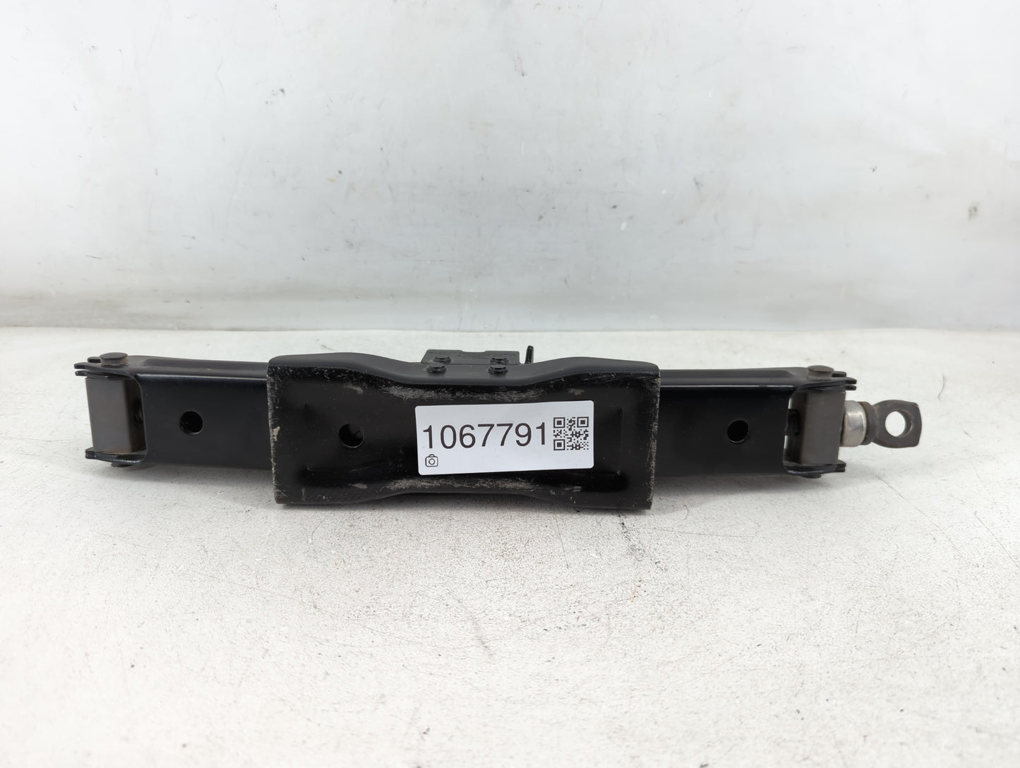 2010 Ford Explorer Spare Scissor Car Jack - Oemusedautoparts1.com