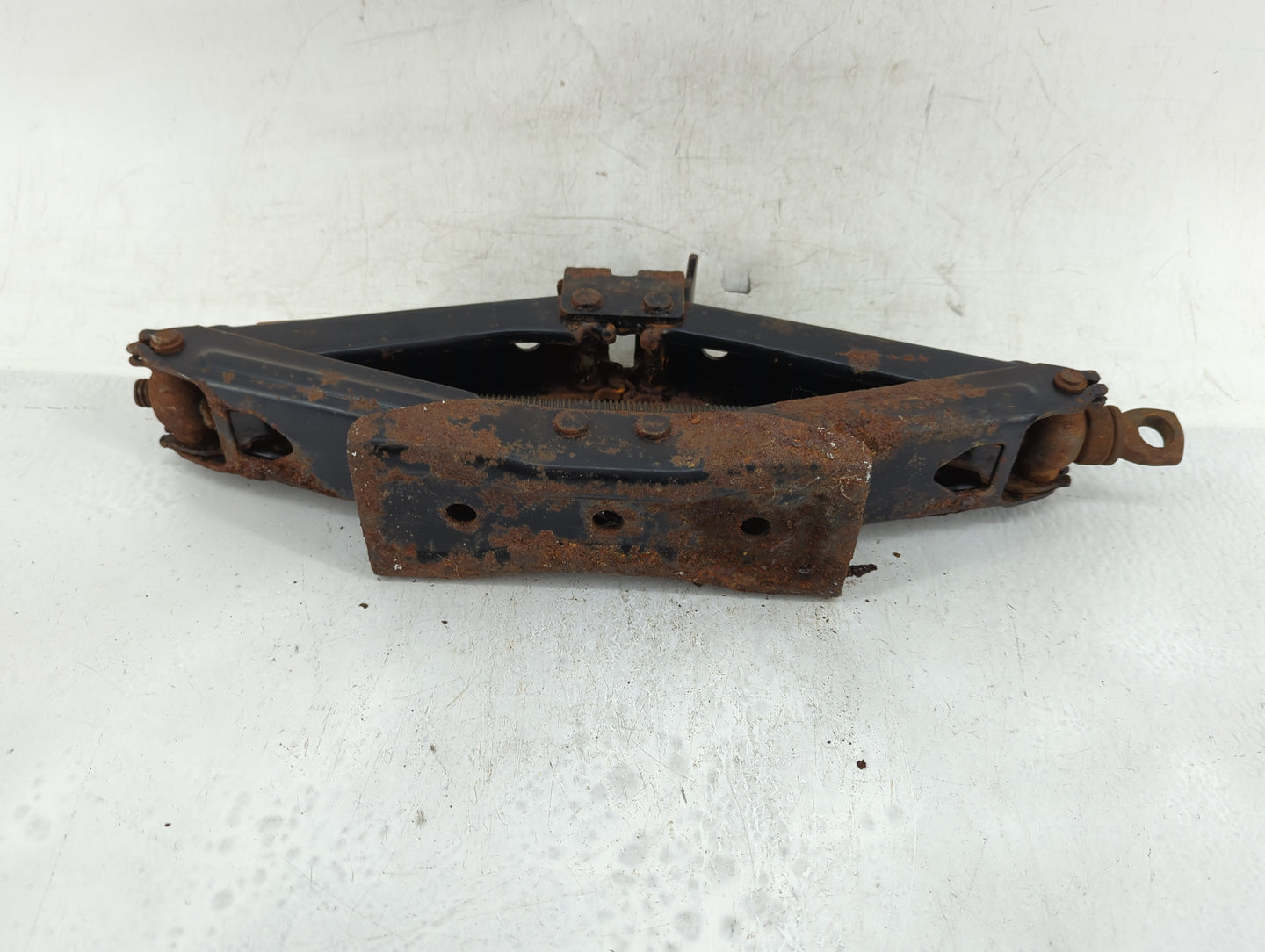 2010 Ford Explorer Spare Scissor Car Jack - Oemusedautoparts1.com