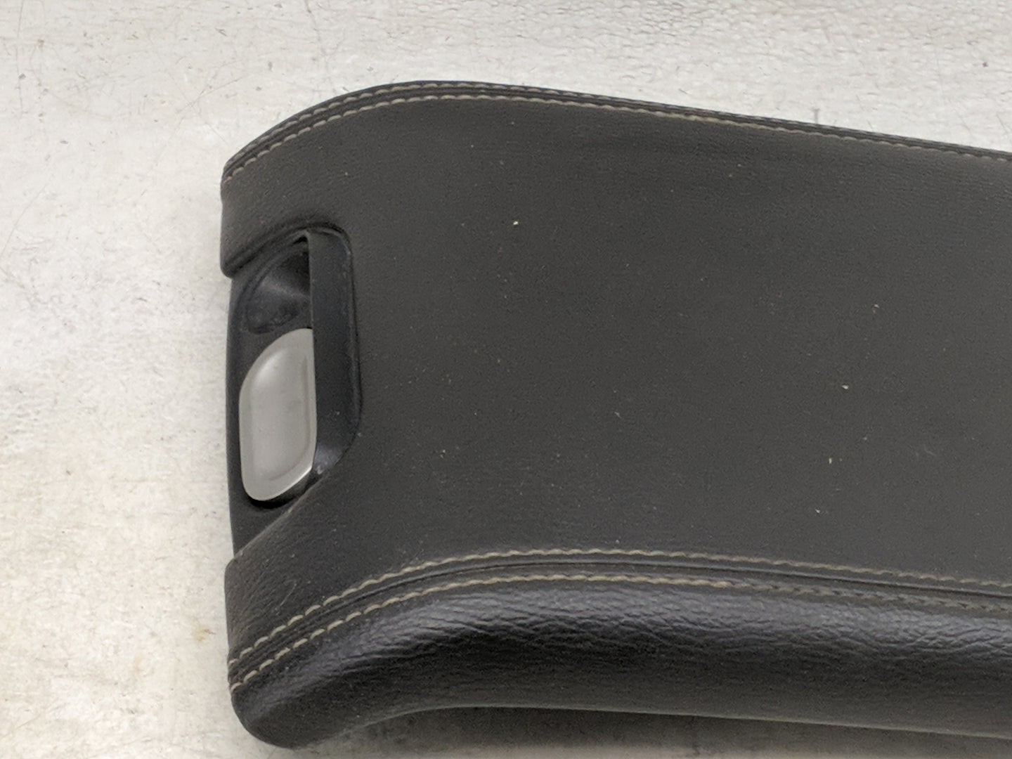 2009-2010 Ford F-150 Center Console Armrest Cover Lid Fits Fits 2009 2010 OEM Used Auto Parts - Oemusedautoparts1.com