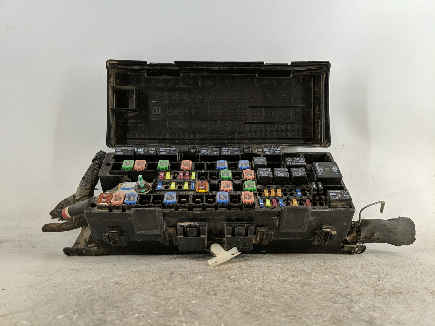 2009-2010 Ford F-150 Fusebox Fuse Box Panel Relay Module P/N:9L1T-14A003-BA Fits Fits 2009 2010 OEM Used Auto Parts - Oemuse