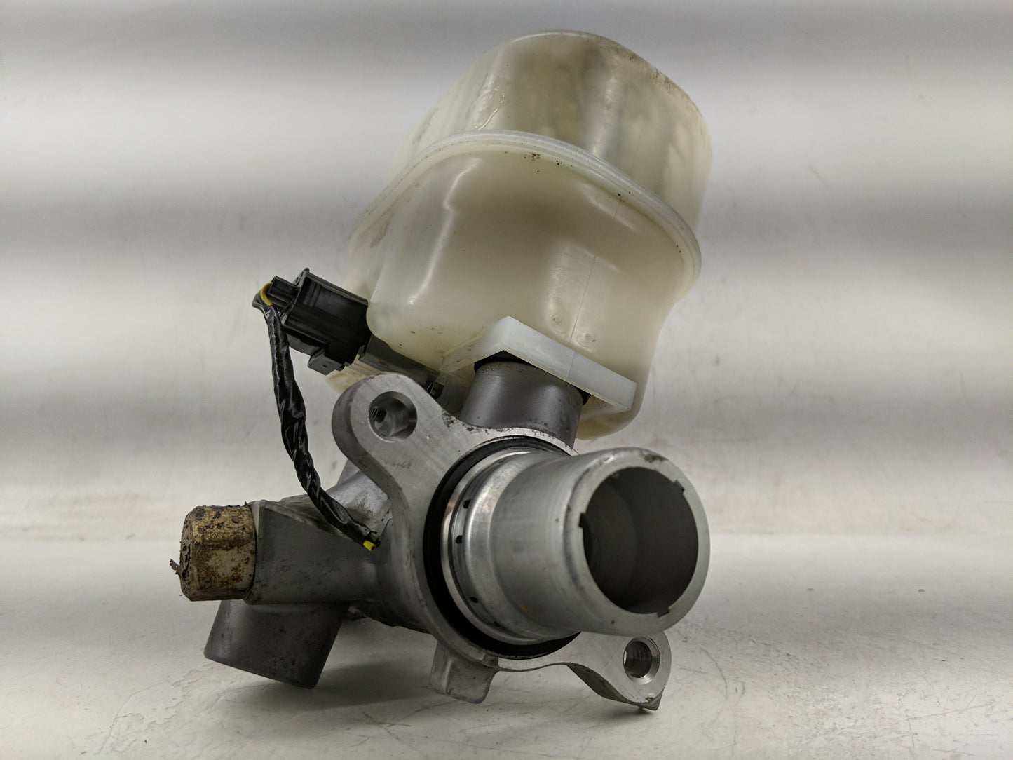 2010-2010 Ford F-150 Brake Master Cylinder 1313778 - Oemusedautoparts1.com